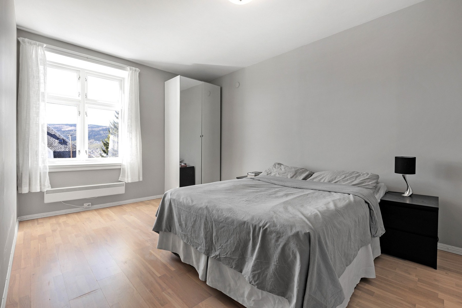 Soverom nr 2 vender mot vest. God plass for dobbeltseng samt tilhørende skap og nattbord. Galleribilde