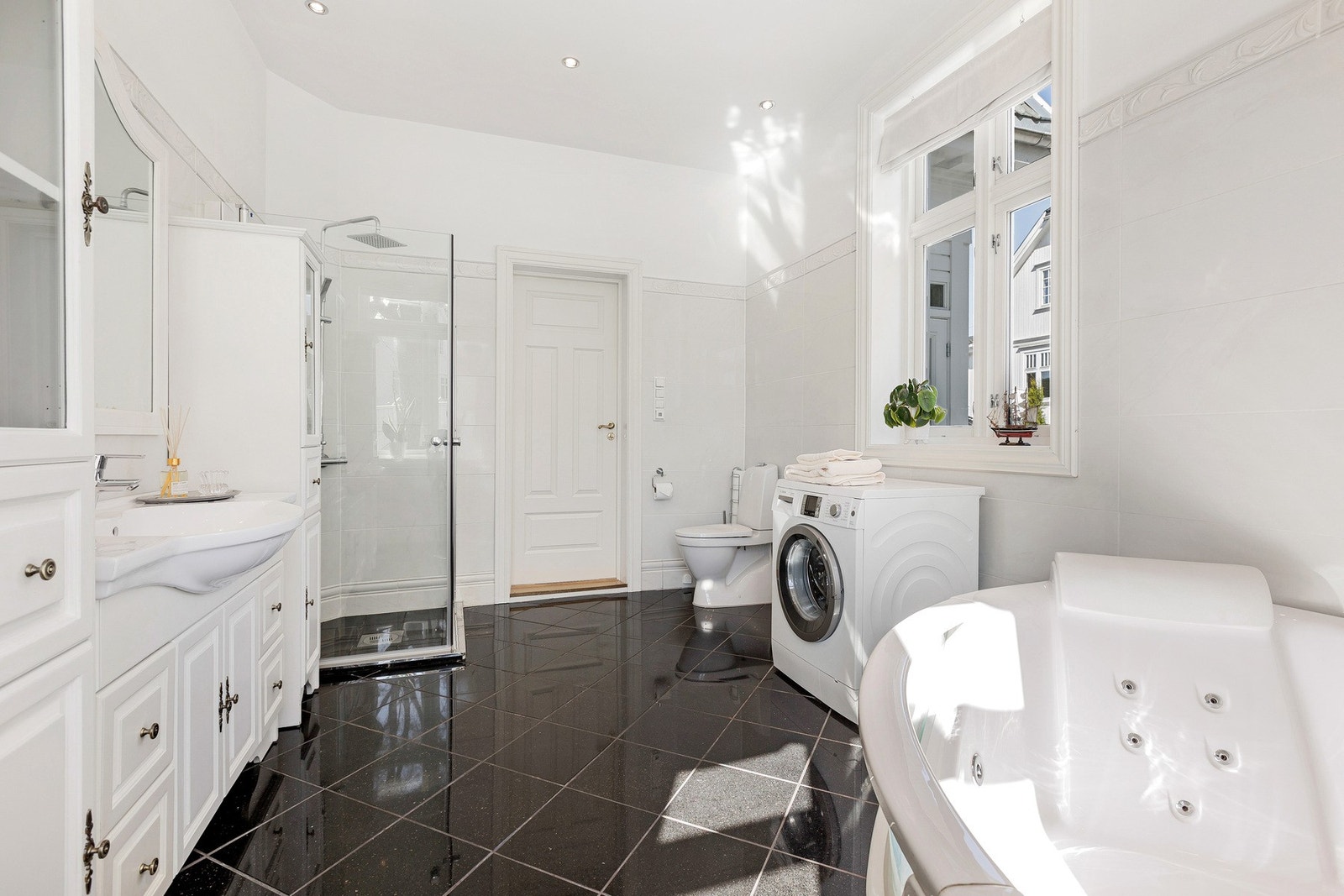 Flott bad med dusjløsning med dusjvegger og sokkel. I tillegg kan badet skilte med et boblebadekar. Galleribilde
