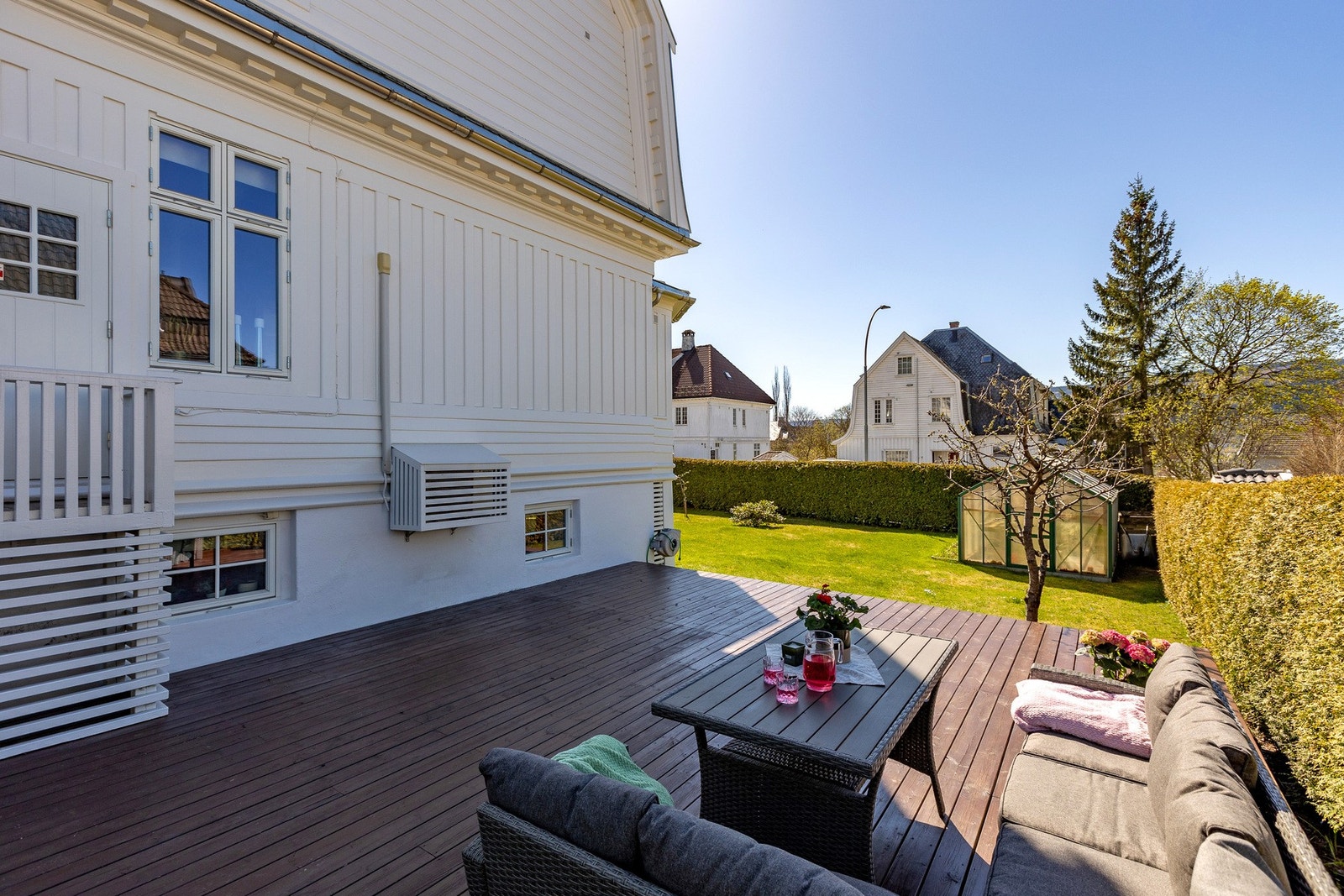 En romslig terrasse mot nord/vest ligger skjermet til, med god plass til sittegrupper, grill m.m. Galleribilde