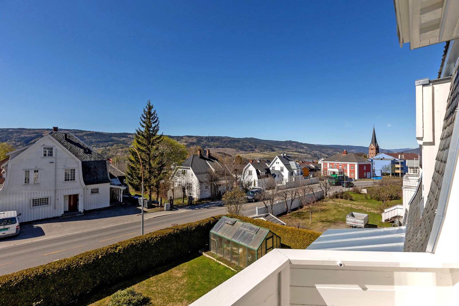 Balkongen i 2. etasje har utsikt mot byen. Galleribilde