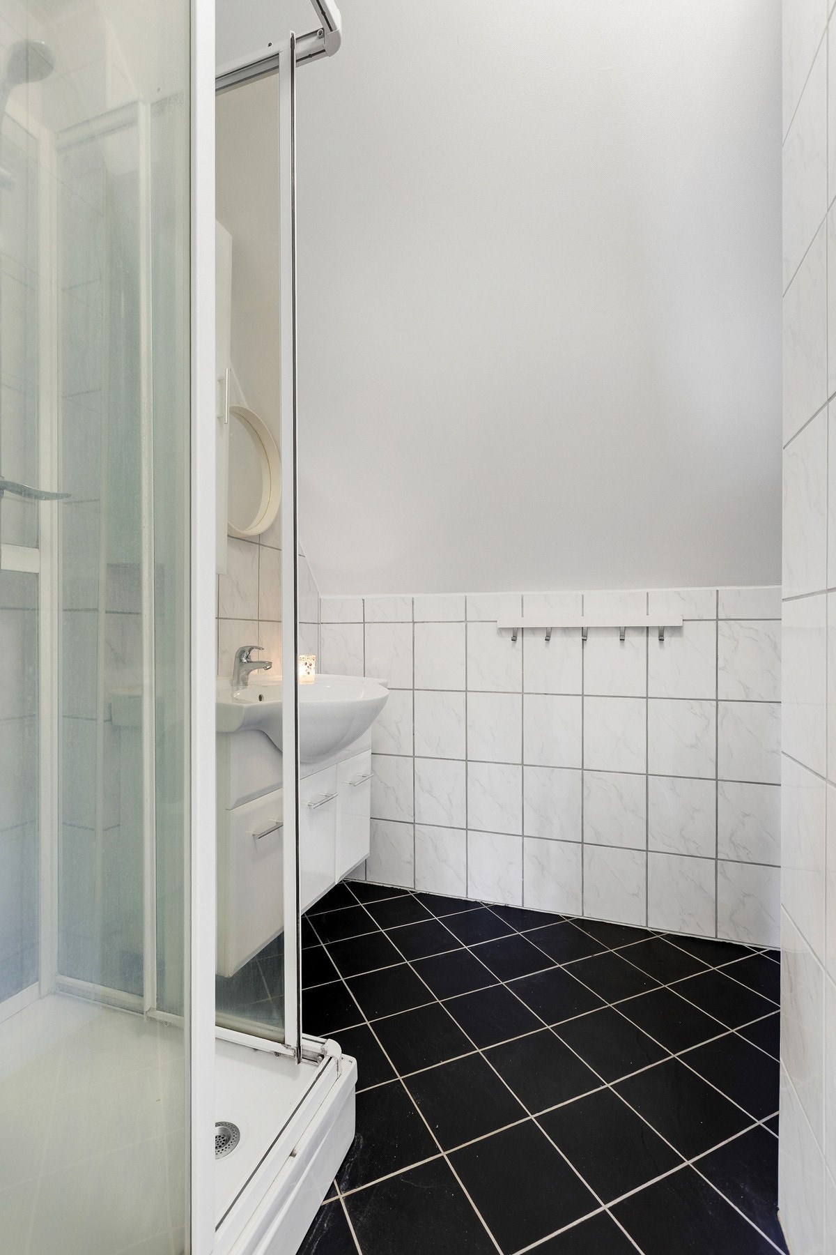 Badet er funksjonelt utformet med flislagte vegger og gulv med elektriske varmekabler. Galleribilde