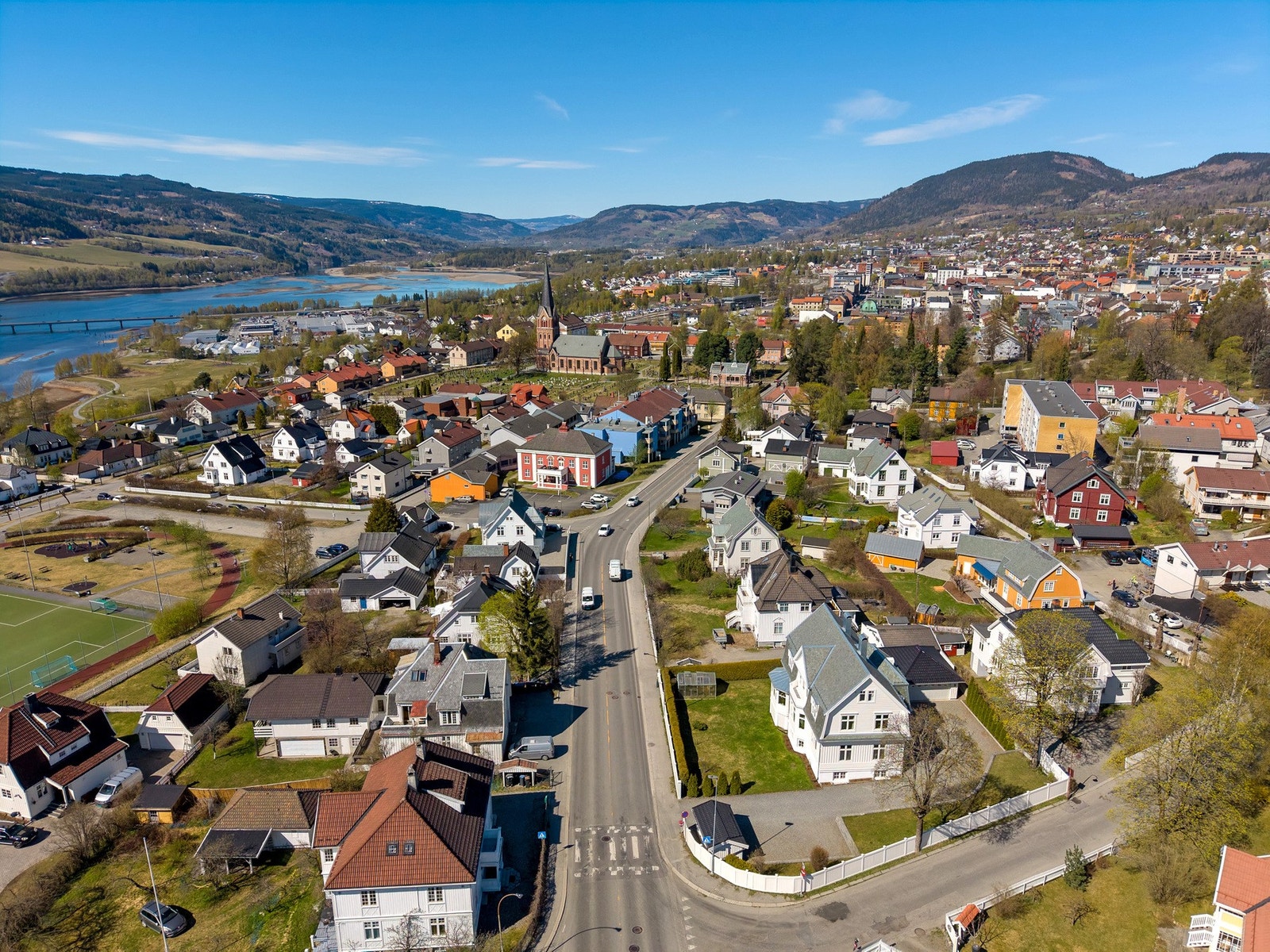 Området er preget av ærverdig bebyggelse og etablerte omgivelser, noe som gir en rolig og tilbaketrukket atmosfære - samtidig som byens pulserende tilbud ligger kun en kort spasertur unna. Galleribilde