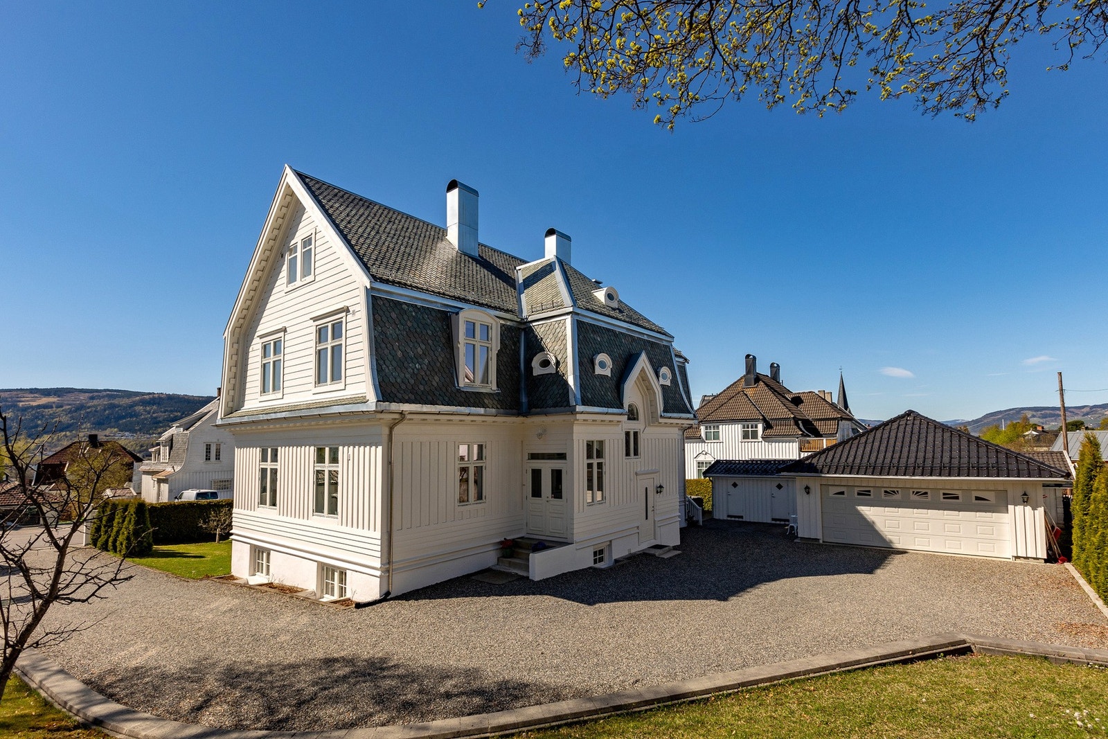 Dette er en romslig og imponerende bolig over fire plan, med et sjeldent godt innhold og fleksible løsninger som åpner for mange bruksmuligheter. Galleribilde