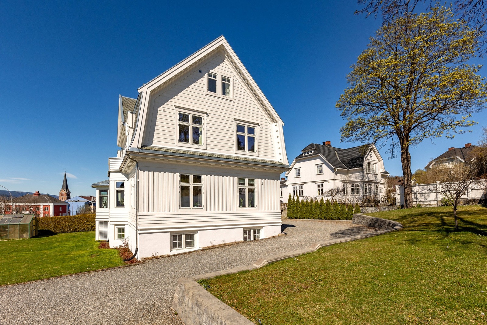 Med en sentral og attraktiv beliggenhet i Lillehammer ligger denne ærverdige villaen fra 1916 ca 1 km sør for sentrum. Galleribilde