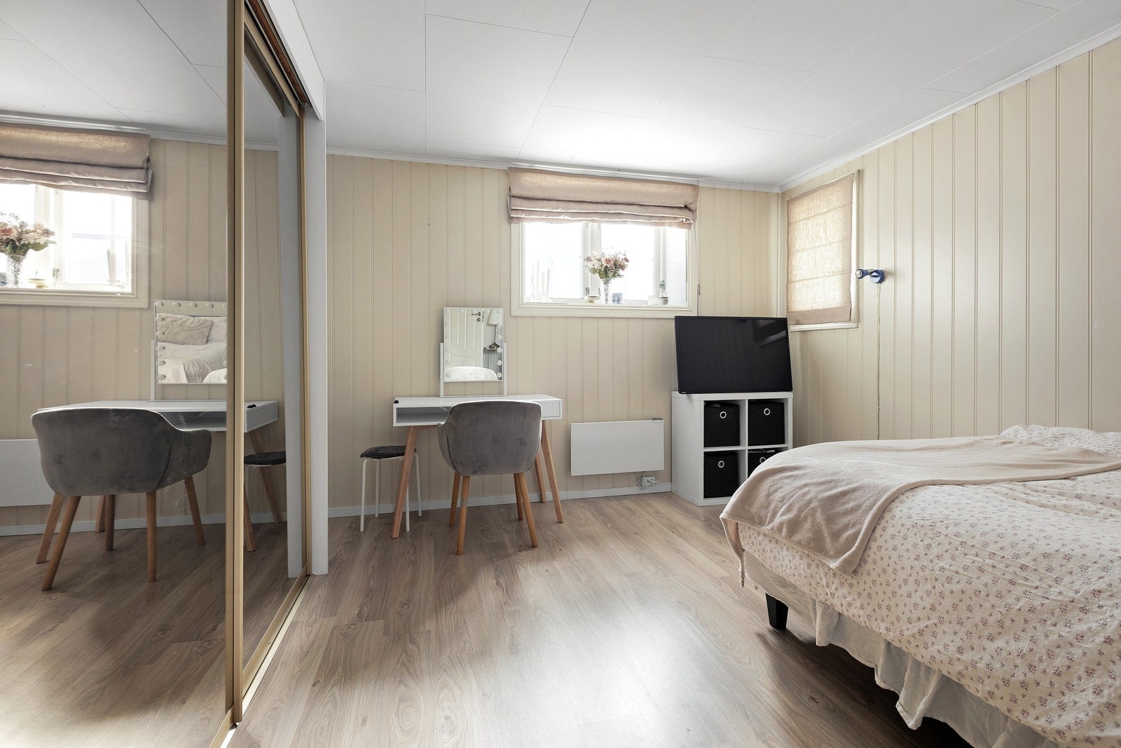 Romslig og godt soverom i den godkjente utleieleiligheten i kjelleretasjen. God plass for seng og skolepult. I tillegg skyvedørsgarderobe med speilfront. Galleribilde
