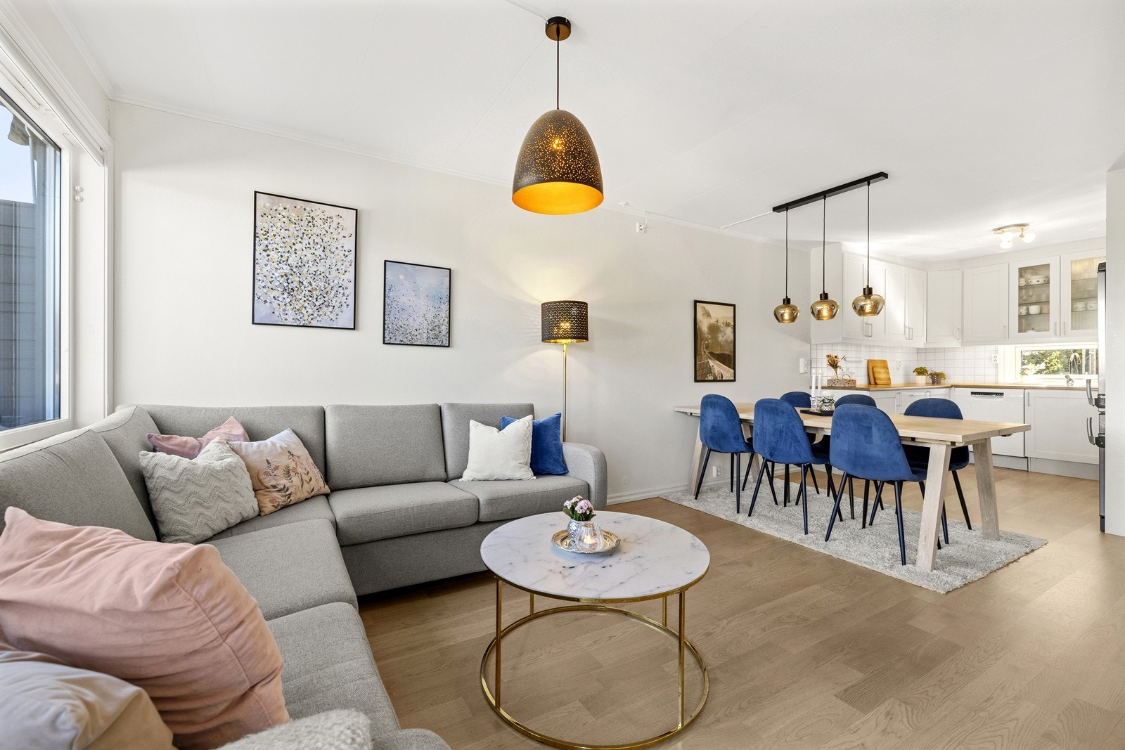 En helhetlig og arealeffektiv planløsning i boligens hovedetasje. Galleribilde