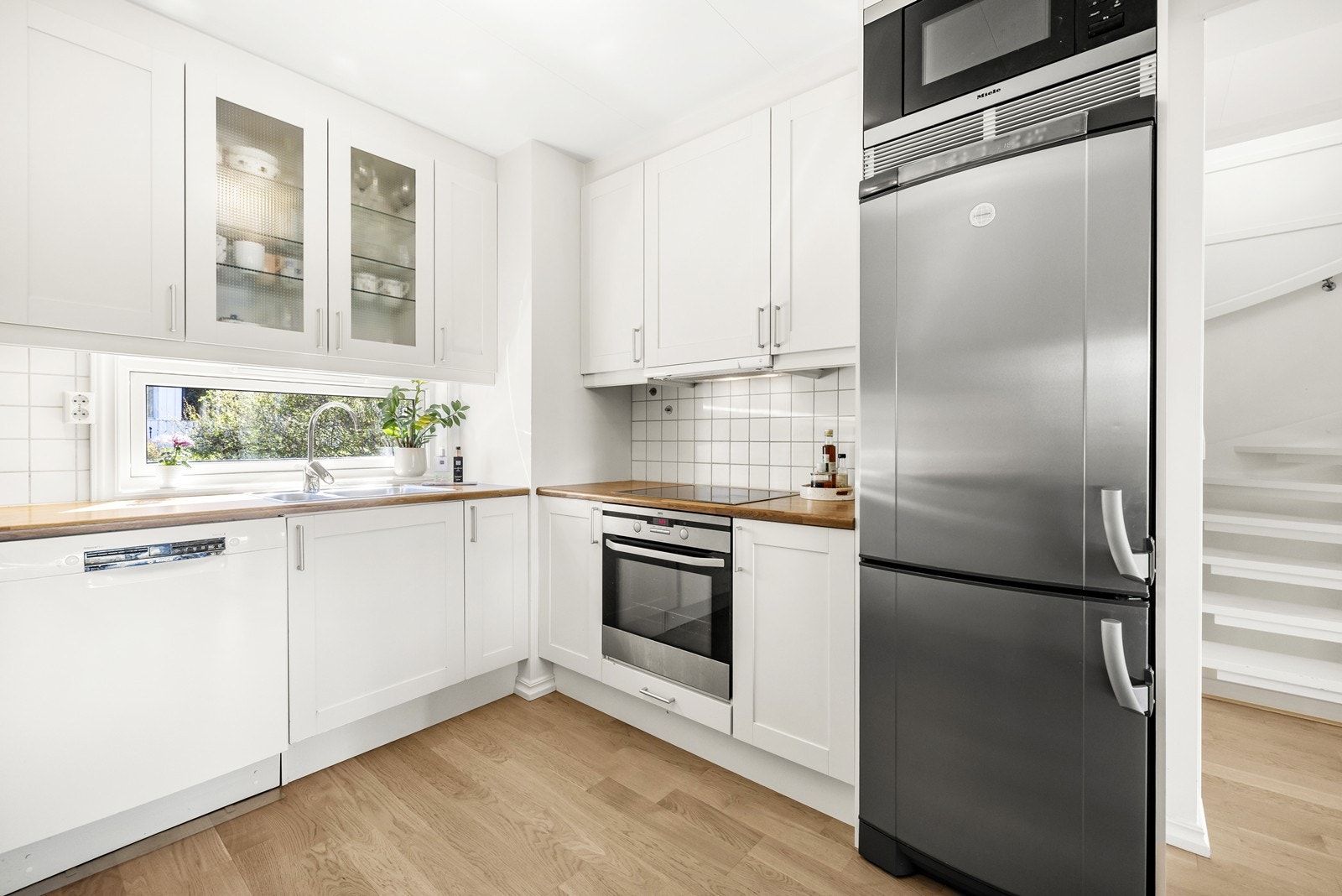 Det er opplegg for oppvaskmaskin og mekanisk avtrekk fra ventilator over kokesonen. Galleribilde