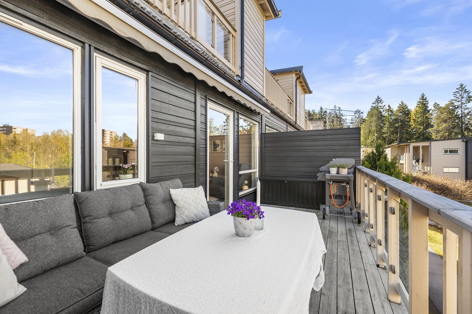 God plass til utemøbler og grill. Terrassen er utstyrt med markise. Galleribilde