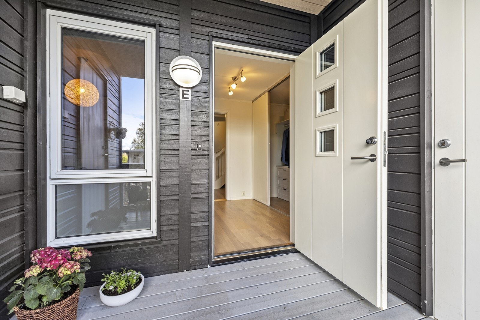 Overbygget inngangsparti med tilhørende terrasse og to utvendige boder. Galleribilde