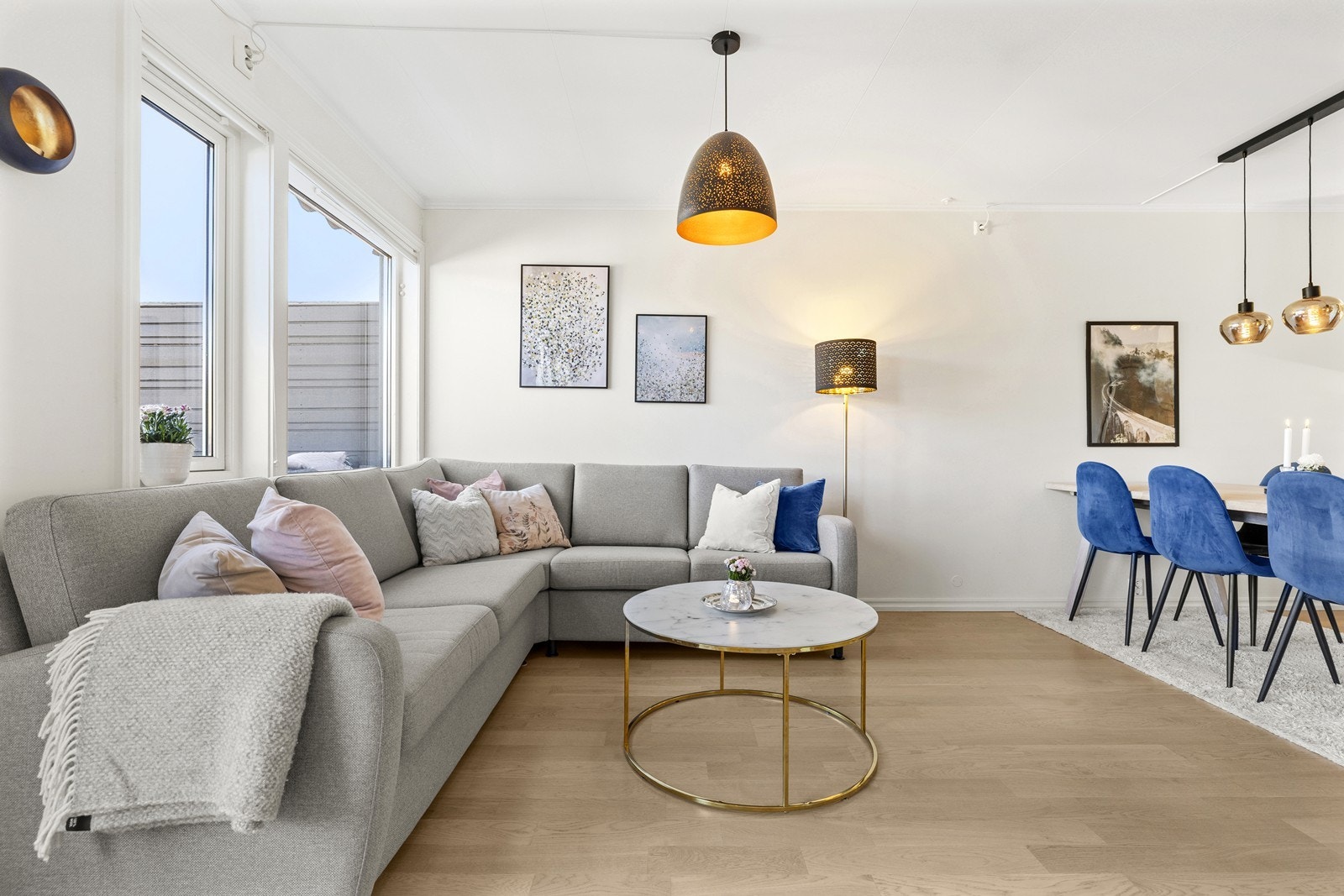 Store vindusflater gir rikelig med naturlig lys. Galleribilde