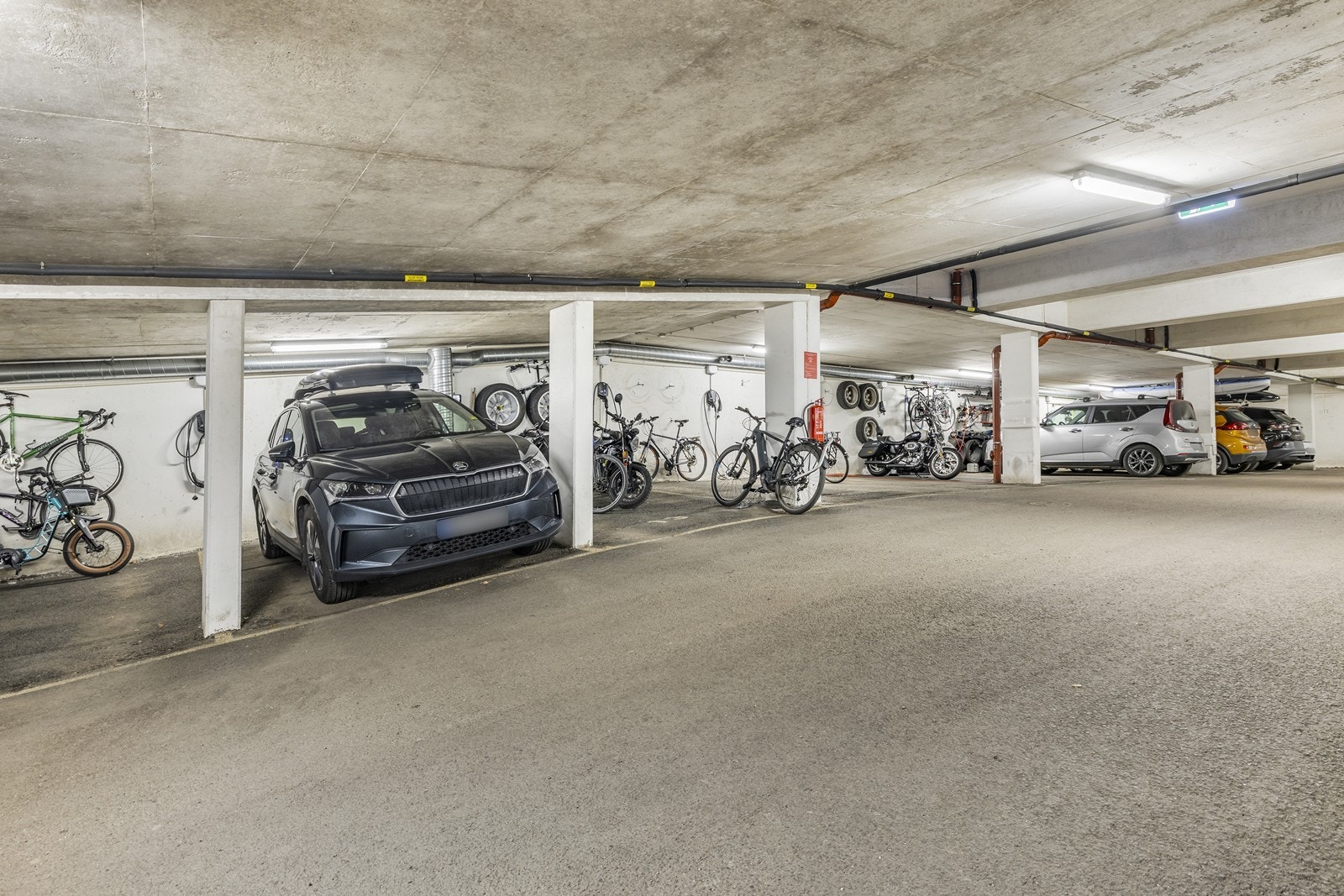 Det medfølger to garasjeplasser i felles anlegg, hvorav den ene har elbillader. Den andre har opplegg for lader. Galleribilde