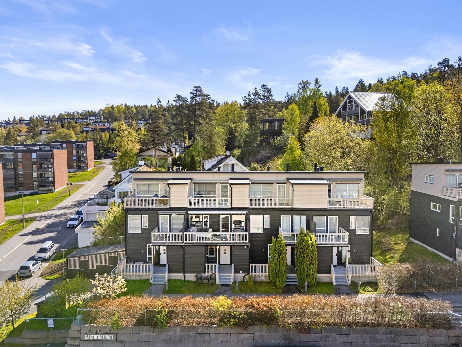 Beliggende i et rolig og etablert område med kort vei til Marka. Uteplasser på begge sider av huset gir sol gjennom hele dagen. Galleribilde