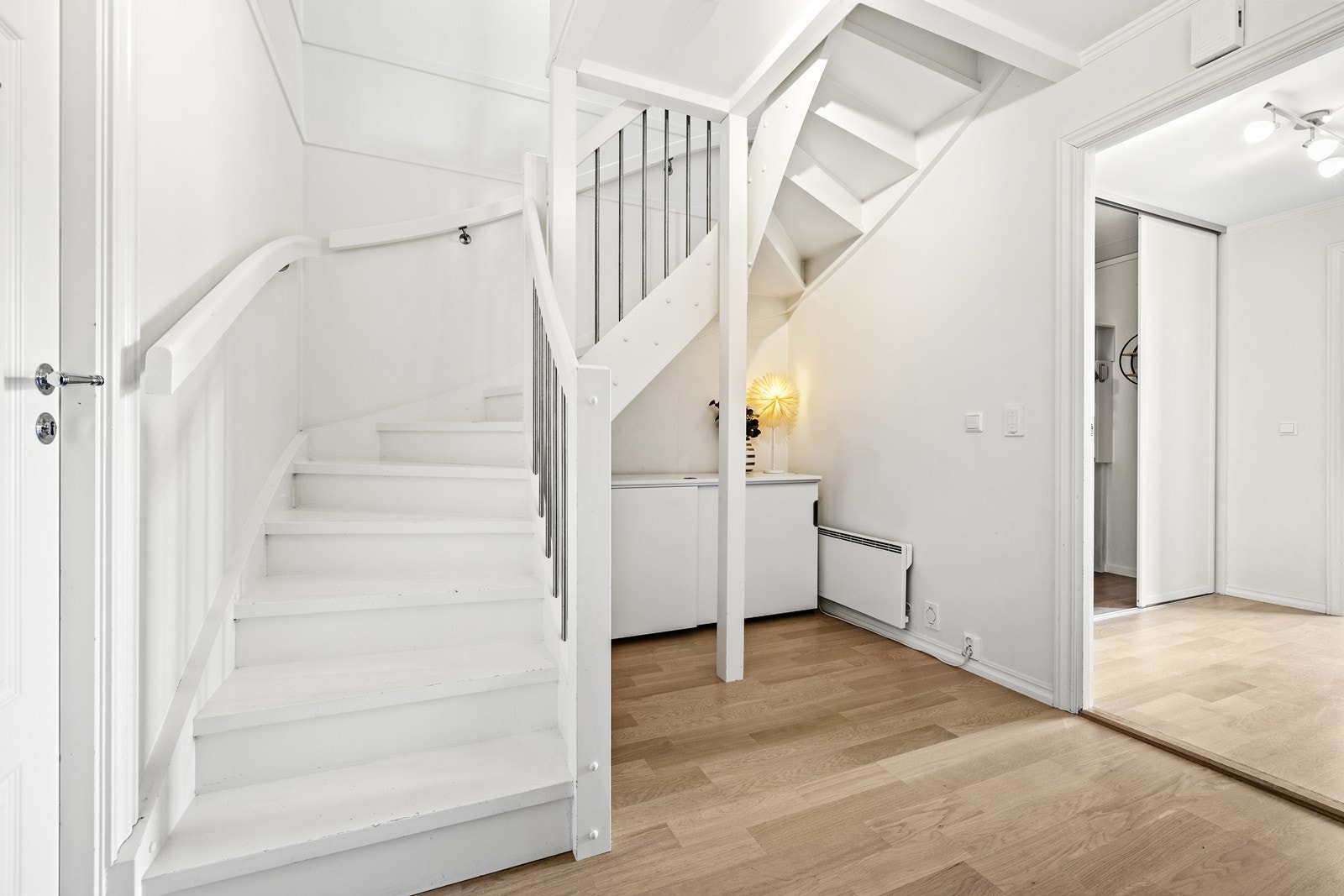 Den innvendige tretrappen ble malt i 2017 og har stålspiler i rekkverket. Galleribilde