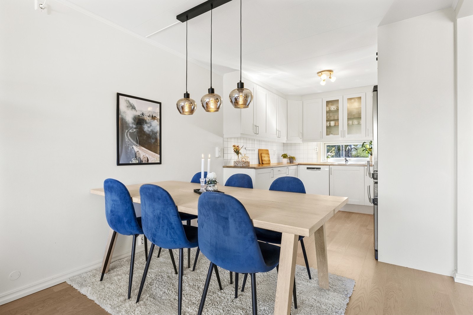 Kjøkkenet er en del av den åpne løsningen, med god plass til spisebord. Galleribilde
