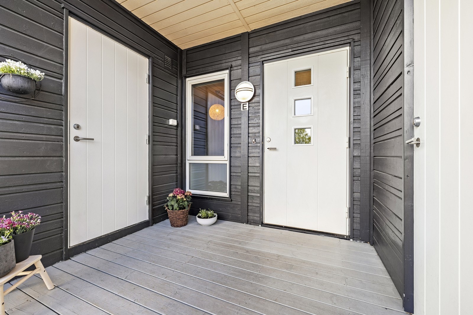 De to utvendige bodene ved inngangen gir rikelig med lagringsplass. Galleribilde