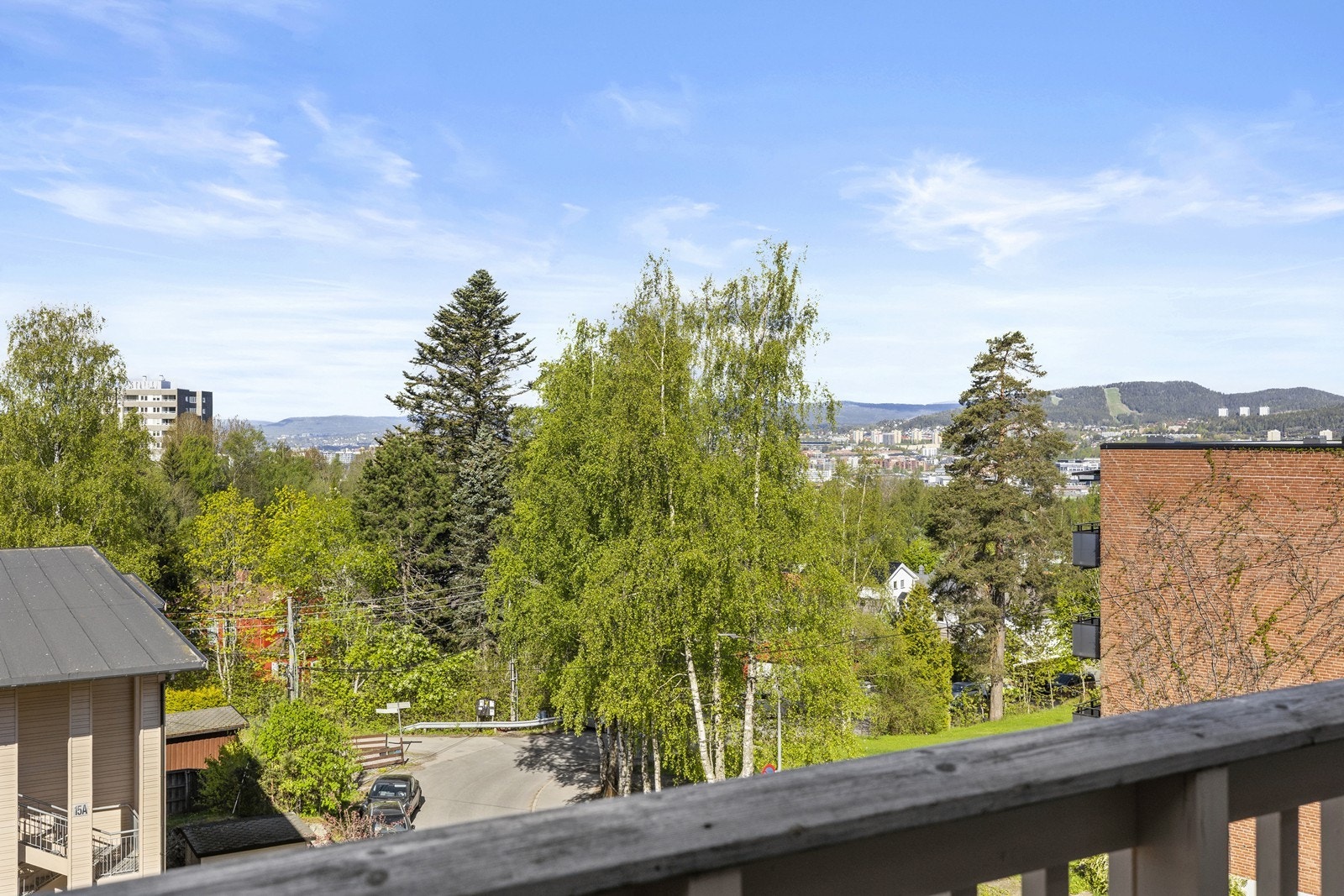 Fra boligens vestvendte terrasser har man utsikt over nærområdet. Galleribilde