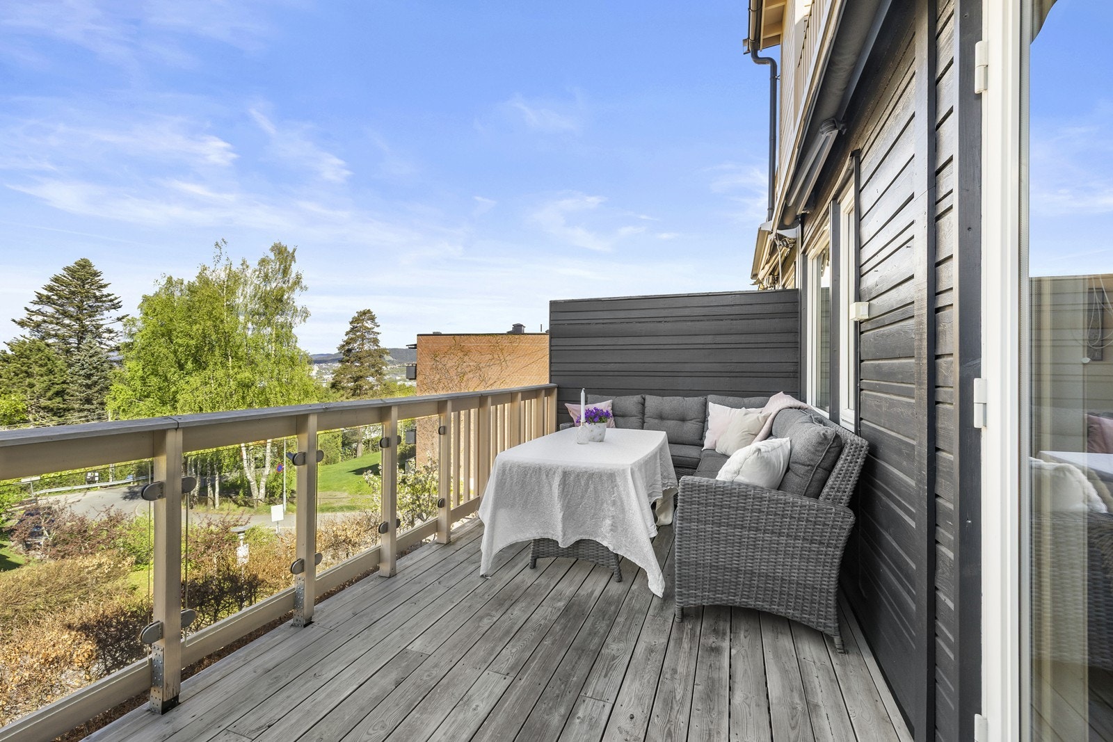 Vestvendt terrasse med utgang fra stuen i andre etasje, perfekt for ettermiddagssolen. Galleribilde