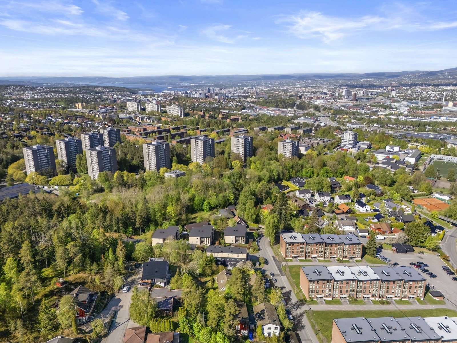 Boligen ligger høyt og fritt med nærhet til skog og mark, samtidig som det er kort vei til servicetilbud. Galleribilde