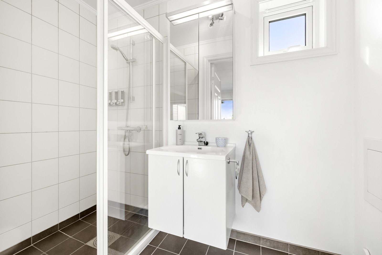 Badet i tredje etasje er fra byggeåret og har flislagt gulv med varmekabler. Galleribilde