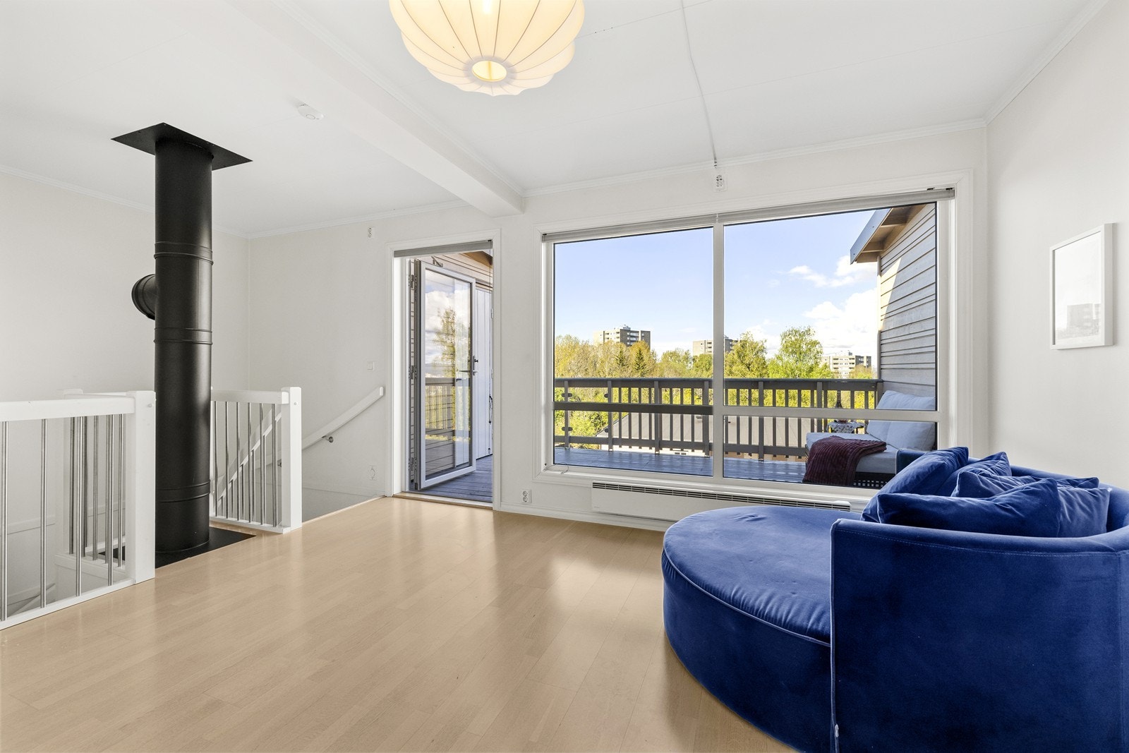Fra loftstuen er det utgang til en vestvendt terrasse med god plass og en praktisk utebod. Galleribilde