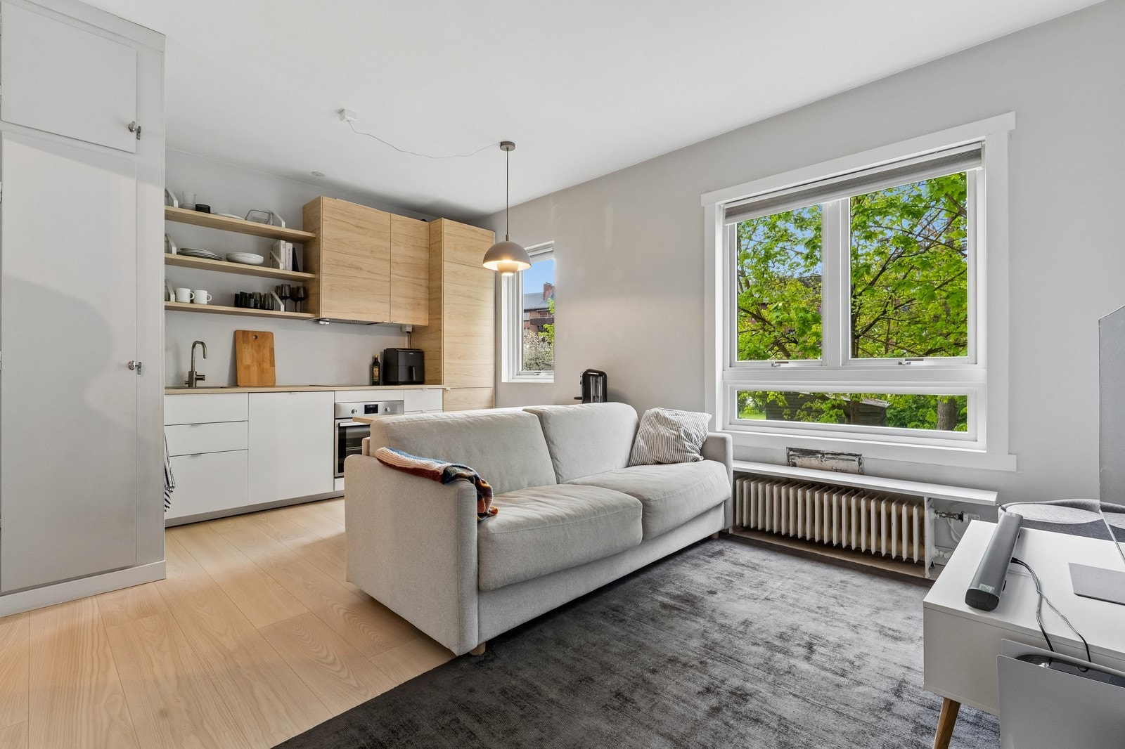 Pen leilighet med store vindusflatene slipper inn rikelig med dagslys. Galleribilde