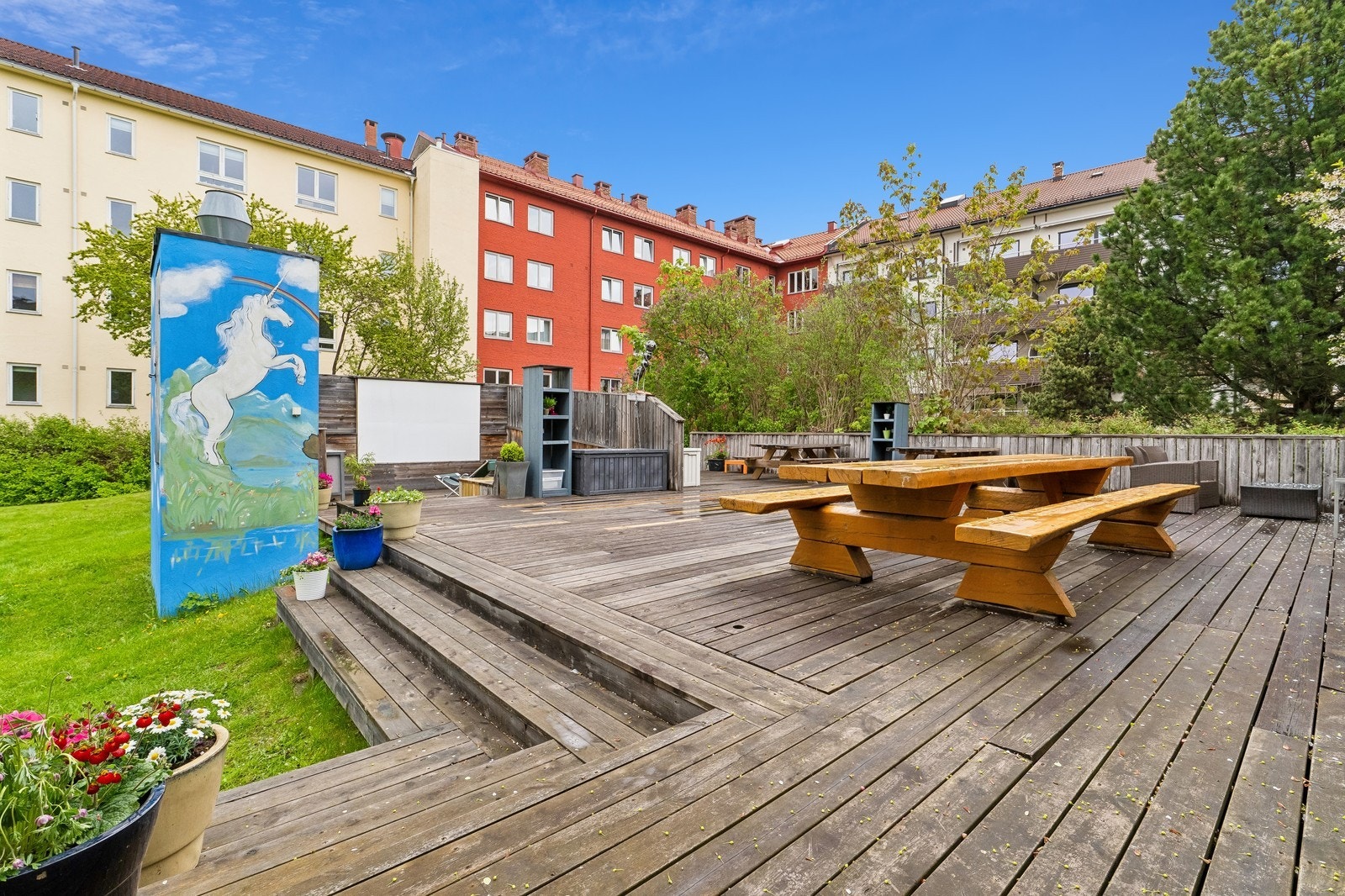 I bakgården kan man virkelig nyte solen! Galleribilde