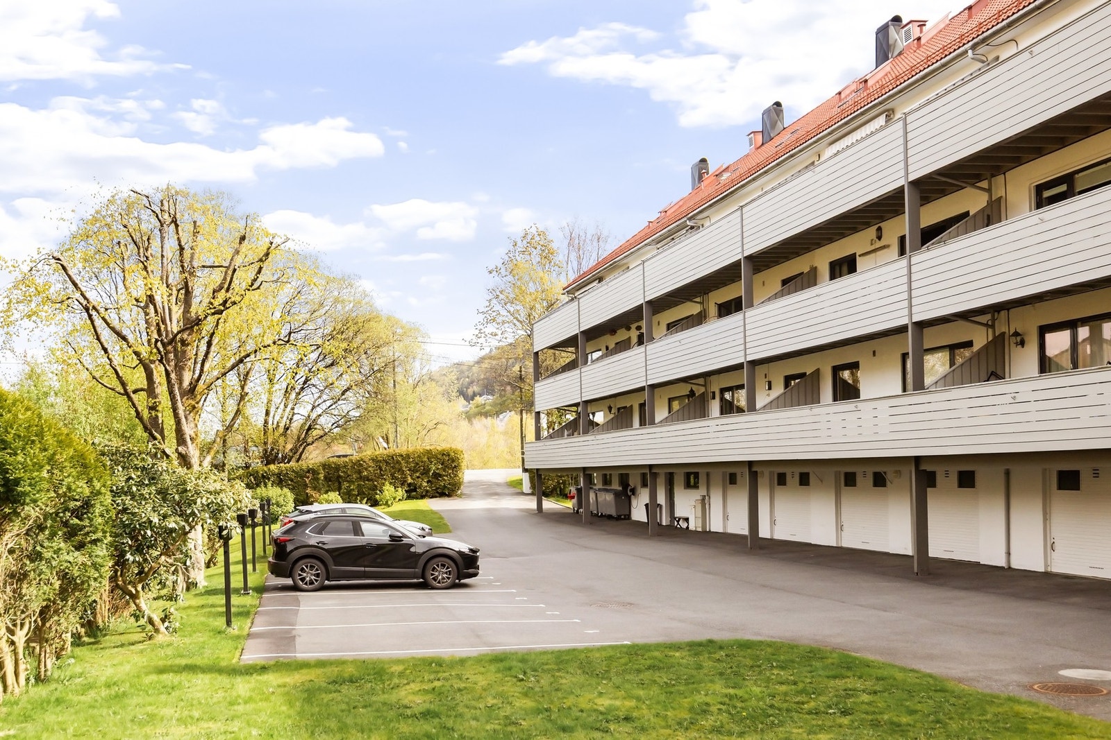Ved kjøp får man tildelt parkeringsplass ute. Garasjeplass tildeles etter anisiennitet. Galleribilde