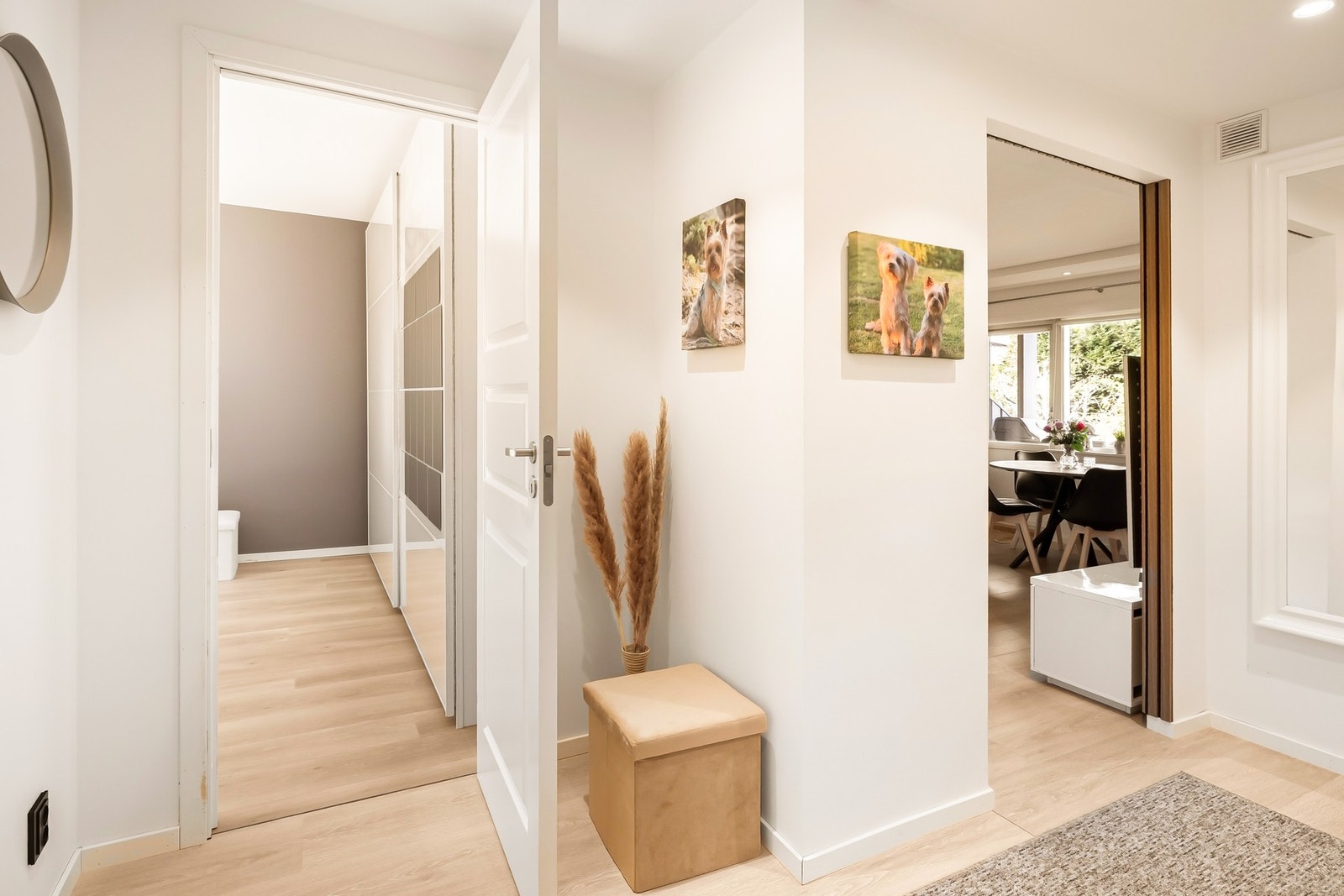 Fra gangen er det en naturlig inngang til boligens samlingspunkt. Galleribilde