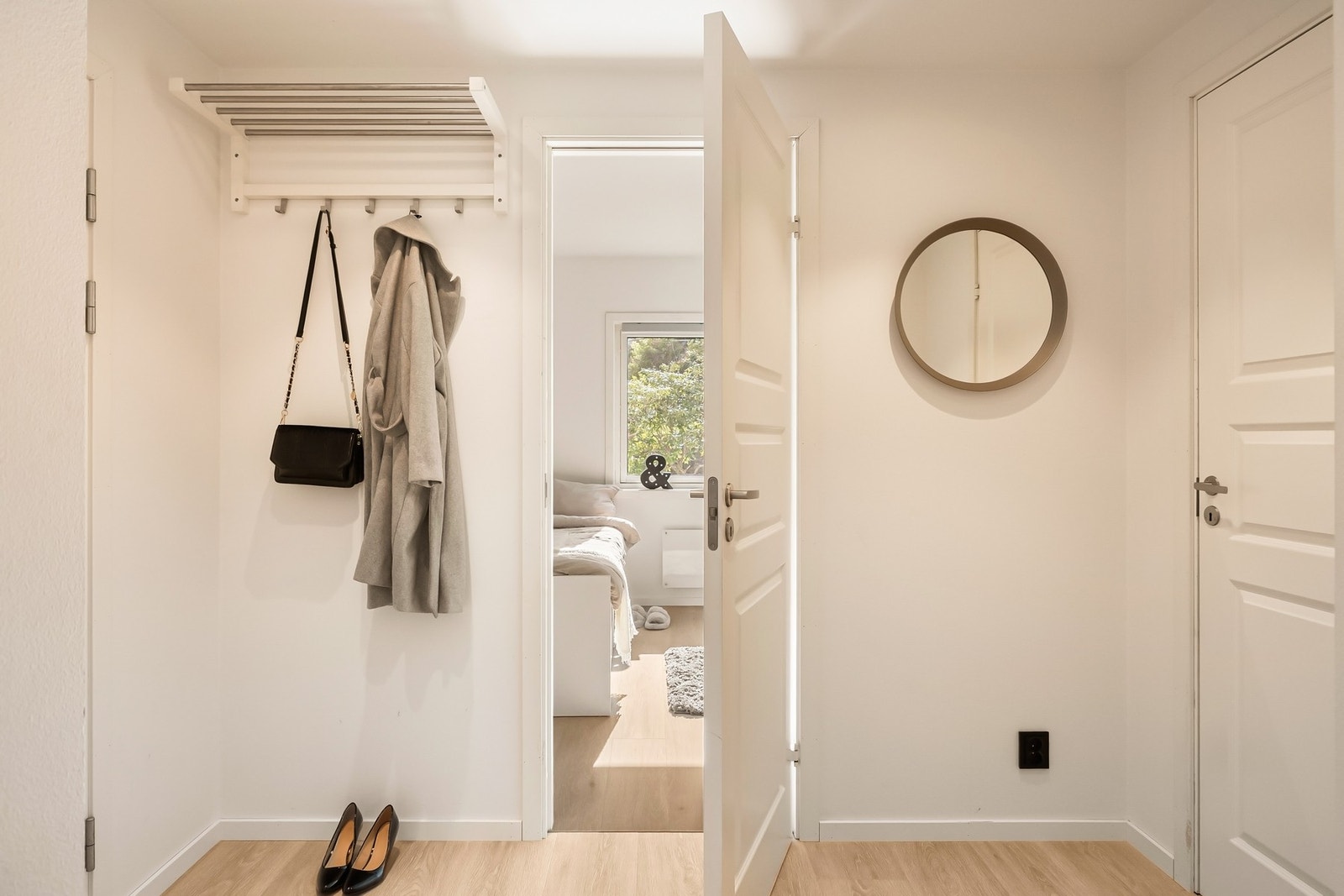 Entré måler 6,3 m², her er det god plass til oppheng av tøy og plassering av sko. Galleribilde
