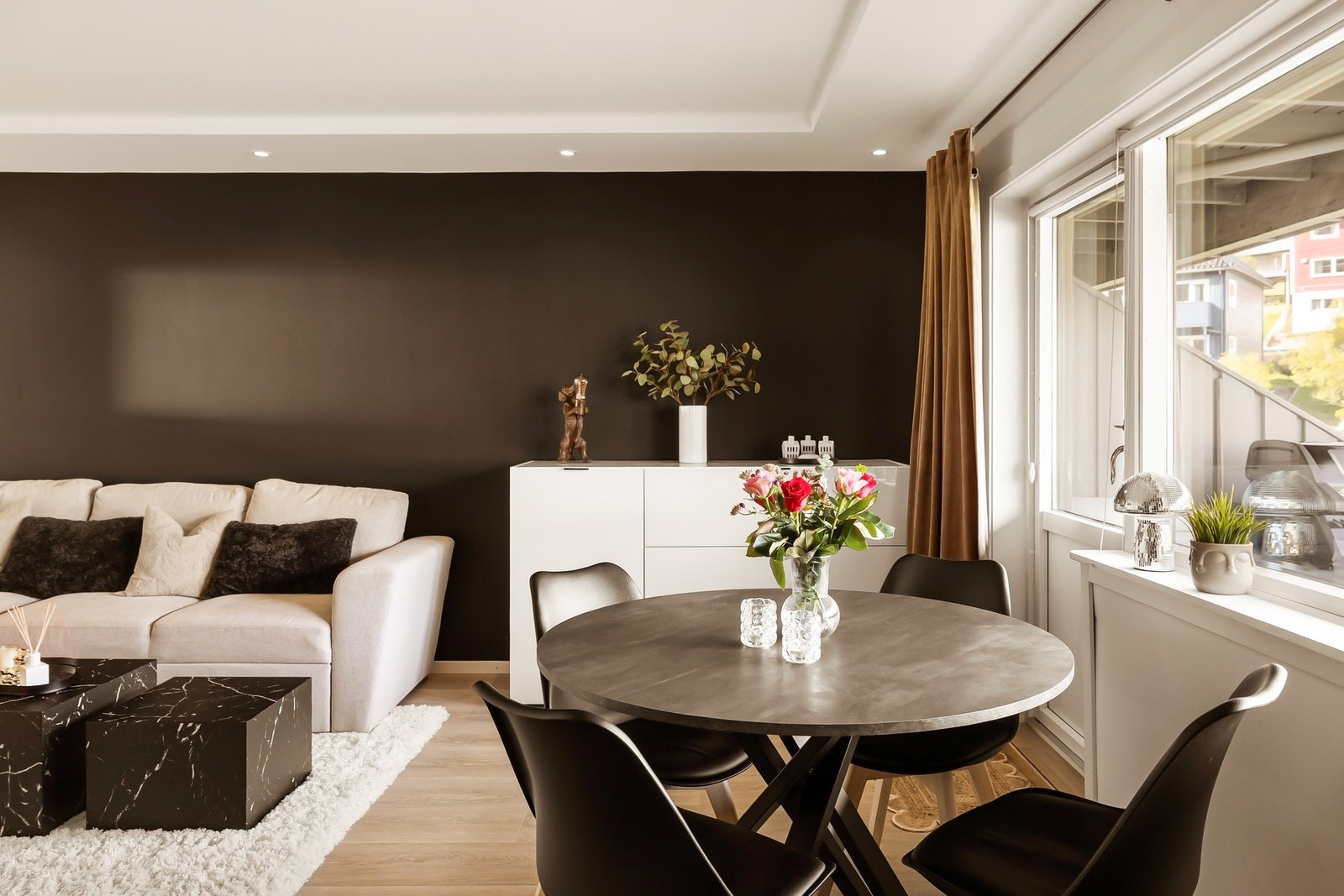 God plass til å samles ved spisebord. Her kan du innrede akkurat som du ønsker. Galleribilde