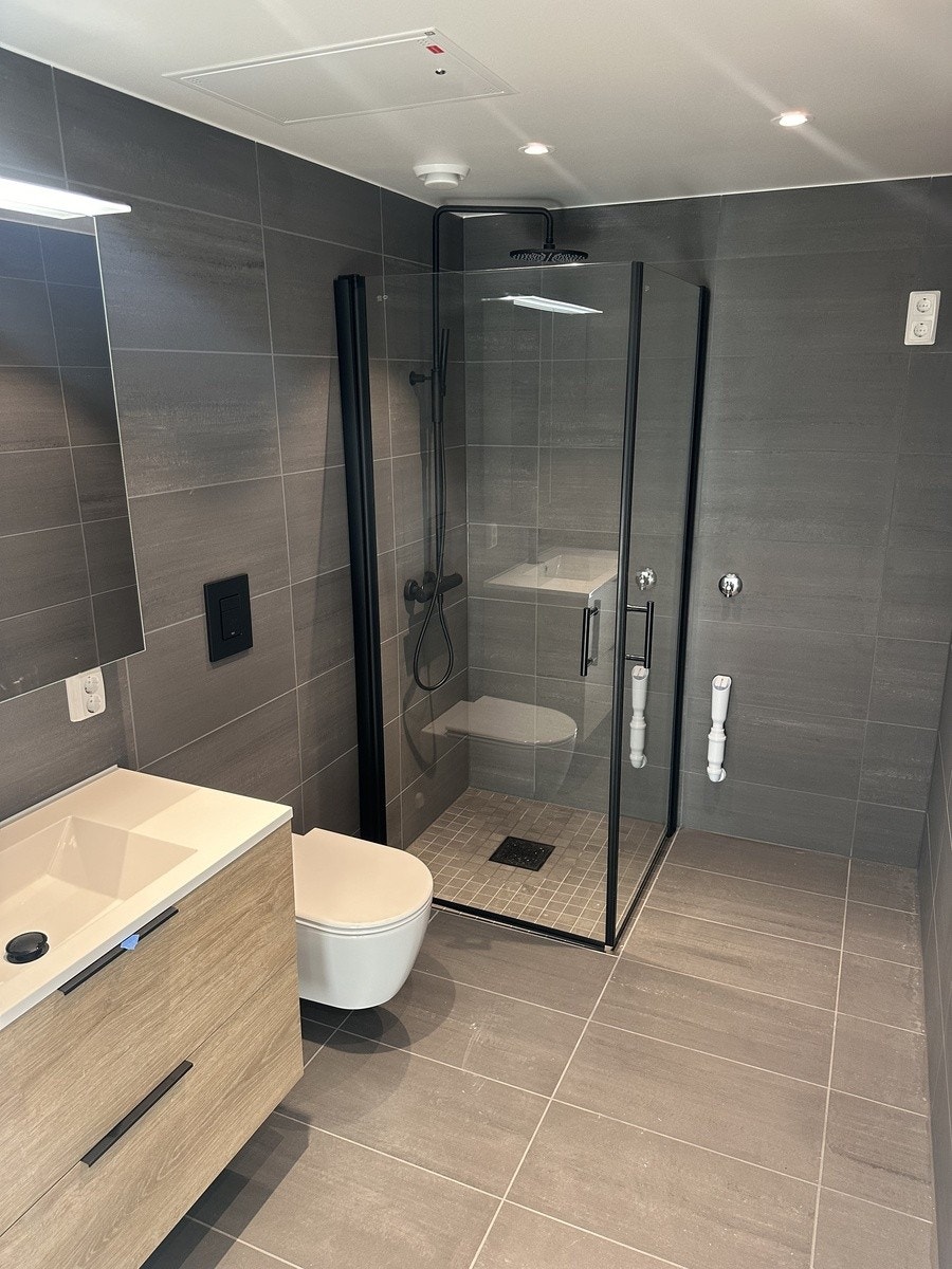 Det vil bli levert en helt ny vaskemaskin på badet. Galleribilde