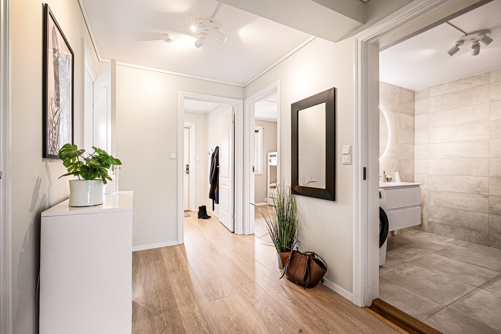 - Gangen gir tilkomst til soverom, bad og entré - Galleribilde