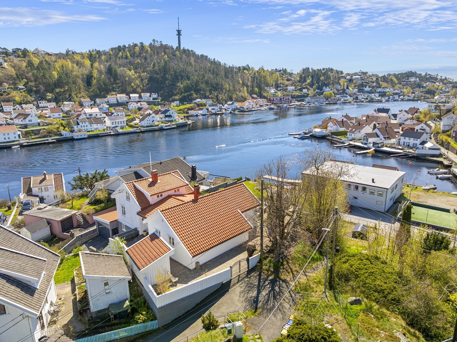 Boligen ligger på en liten høyde med utsikt mot byfjorden. Galleribilde