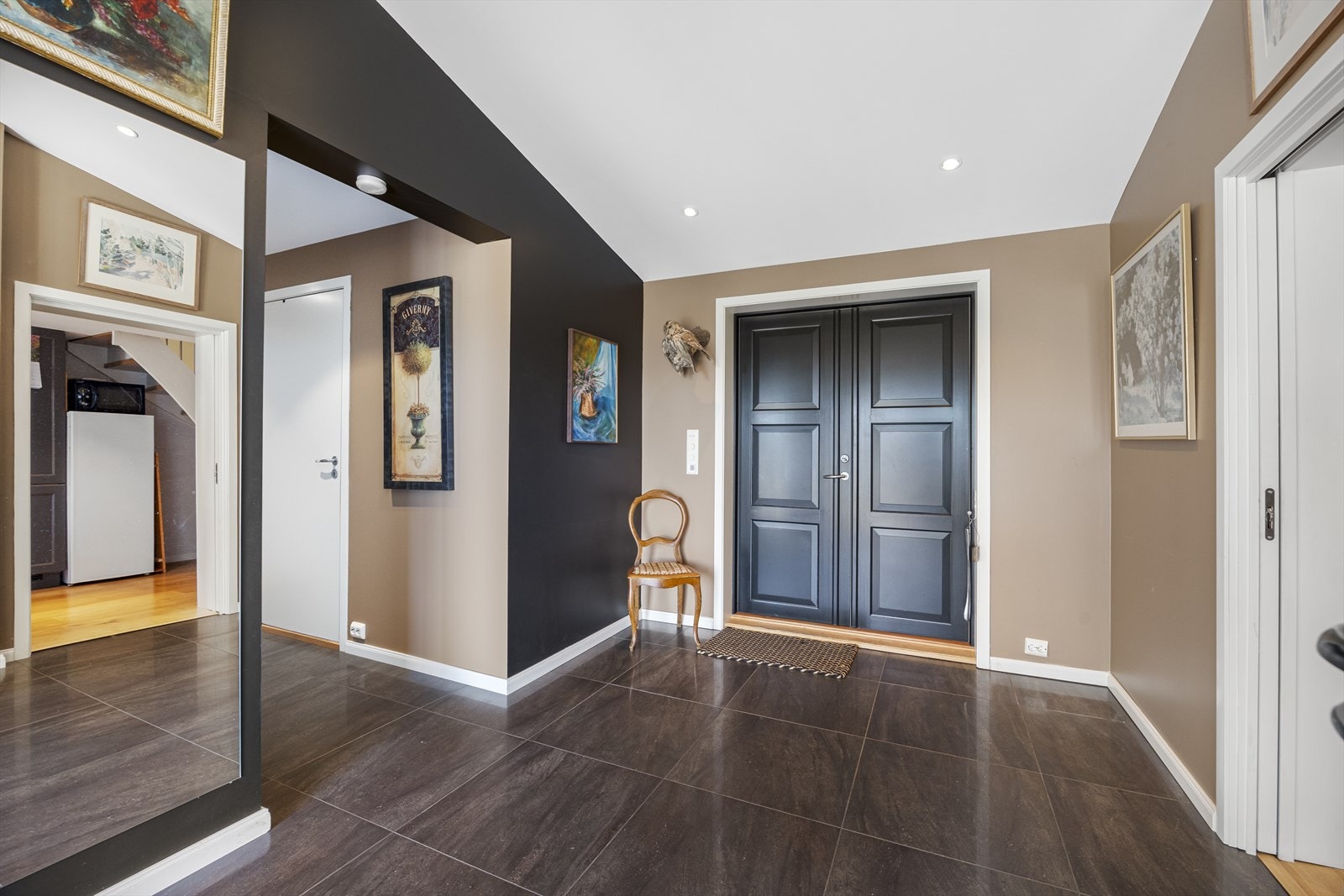Hall mellom opprinnelig bygning og tilbygg - sorte marmorfliser på gulv - inngang til boligen. Galleribilde