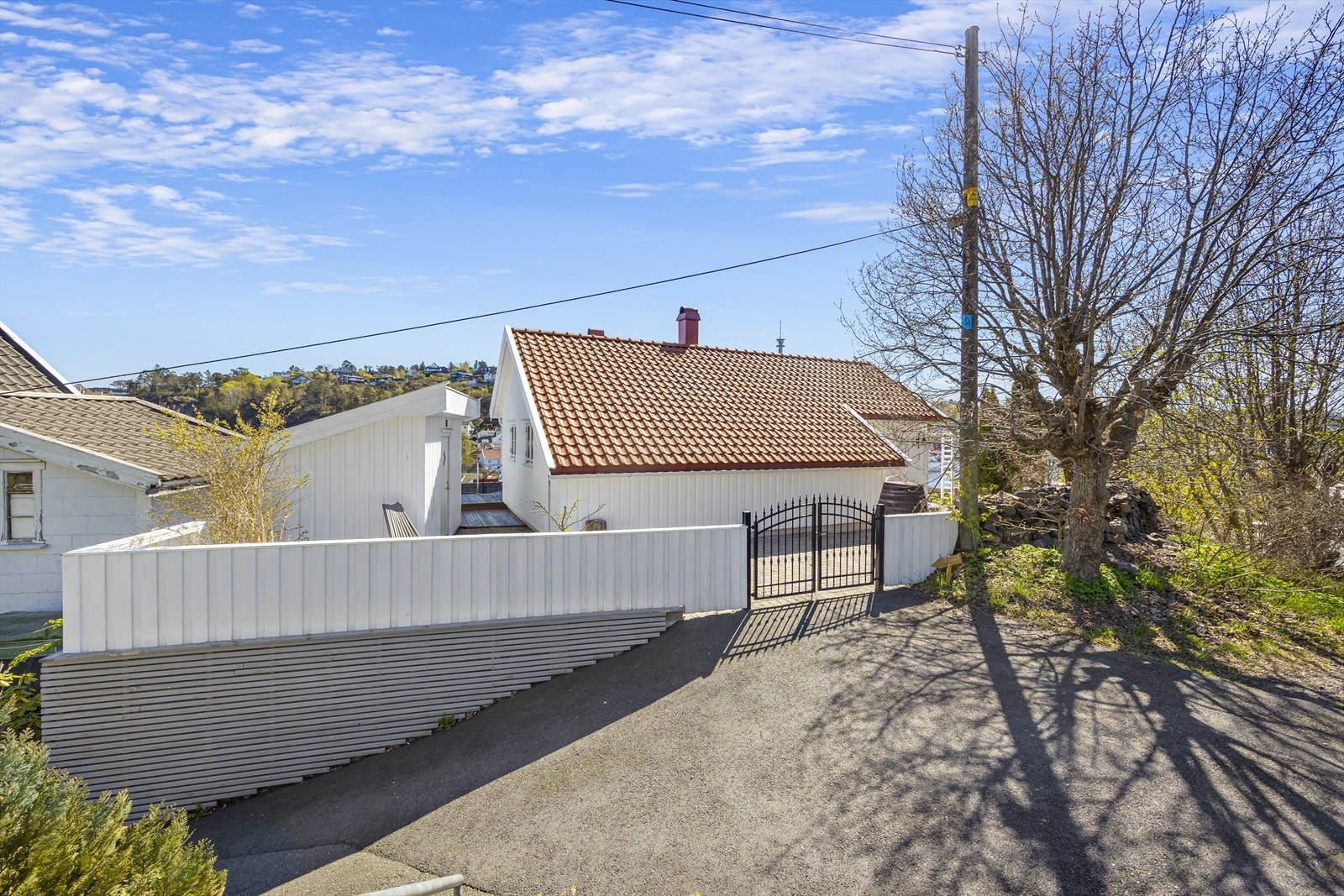 Tregjerde med smijernsport Galleribilde