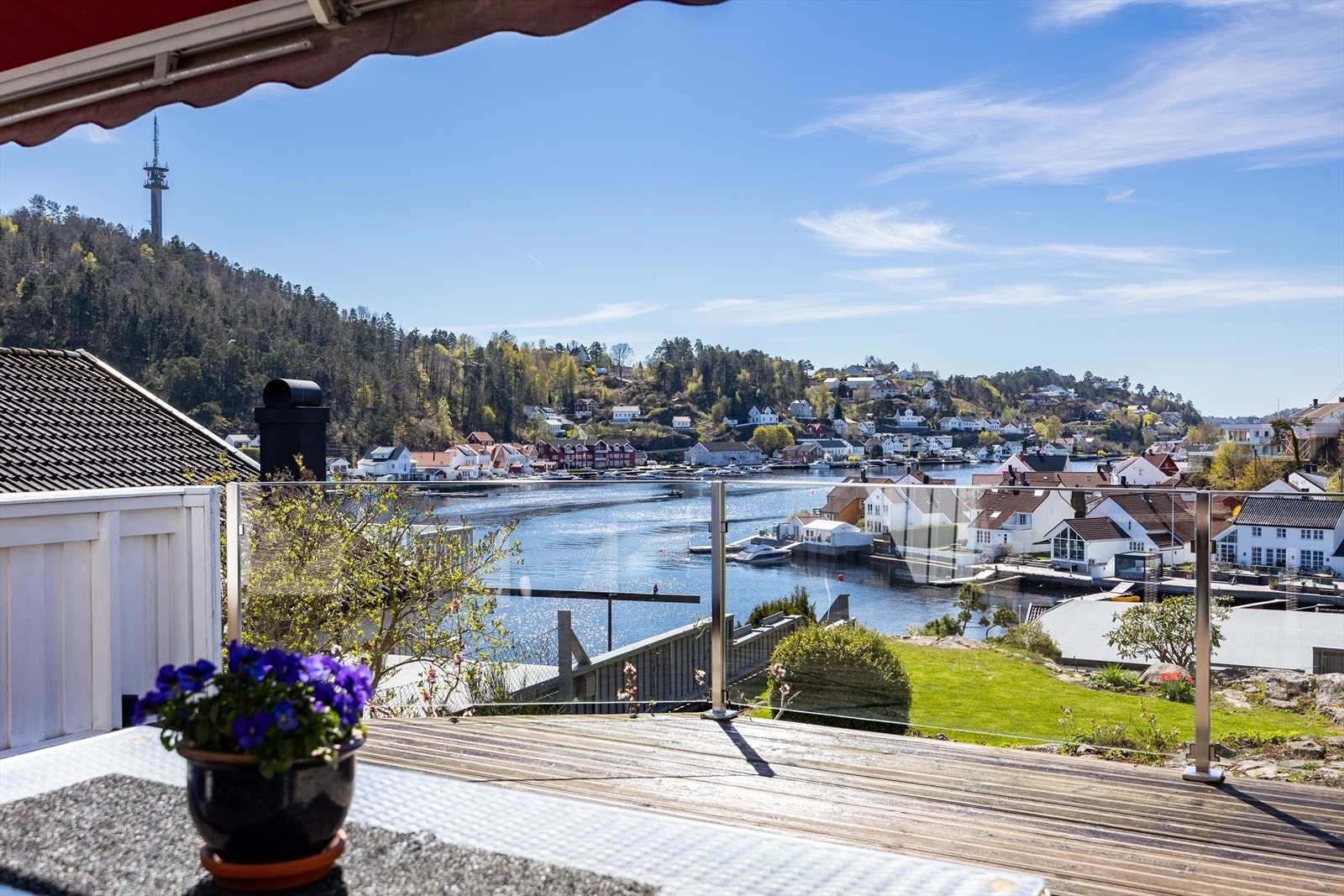 På terrassen under markisen kan man nyte utsikten, båtlivet og solen. Galleribilde