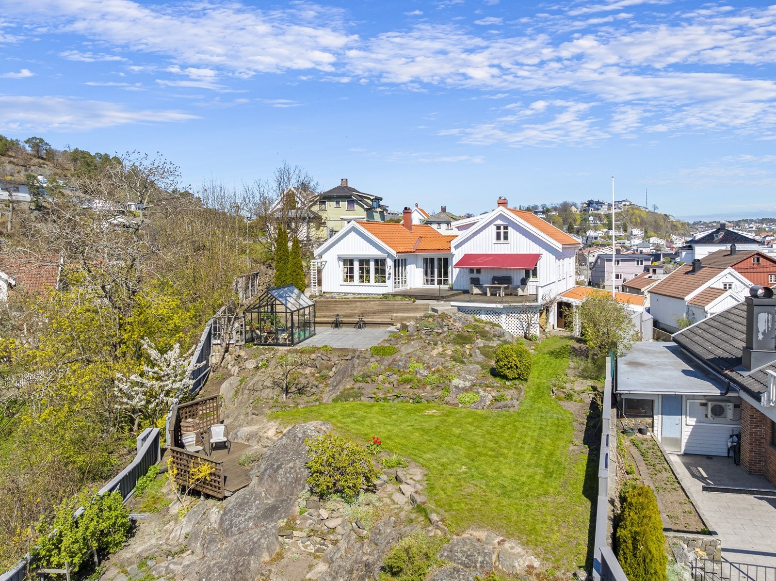 Frittliggende enebolig med en flott opparbeidet tomt. Galleribilde
