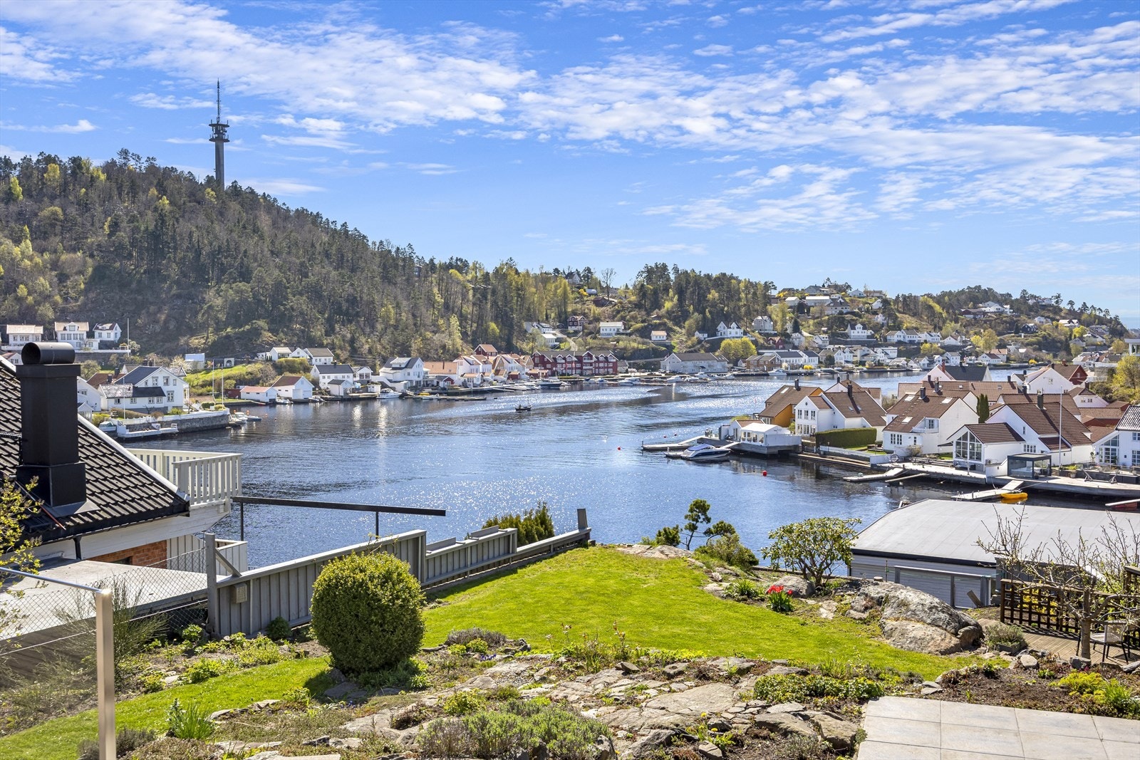 Nydelig utsikt mot byfjorden - god solforhold. Galleribilde