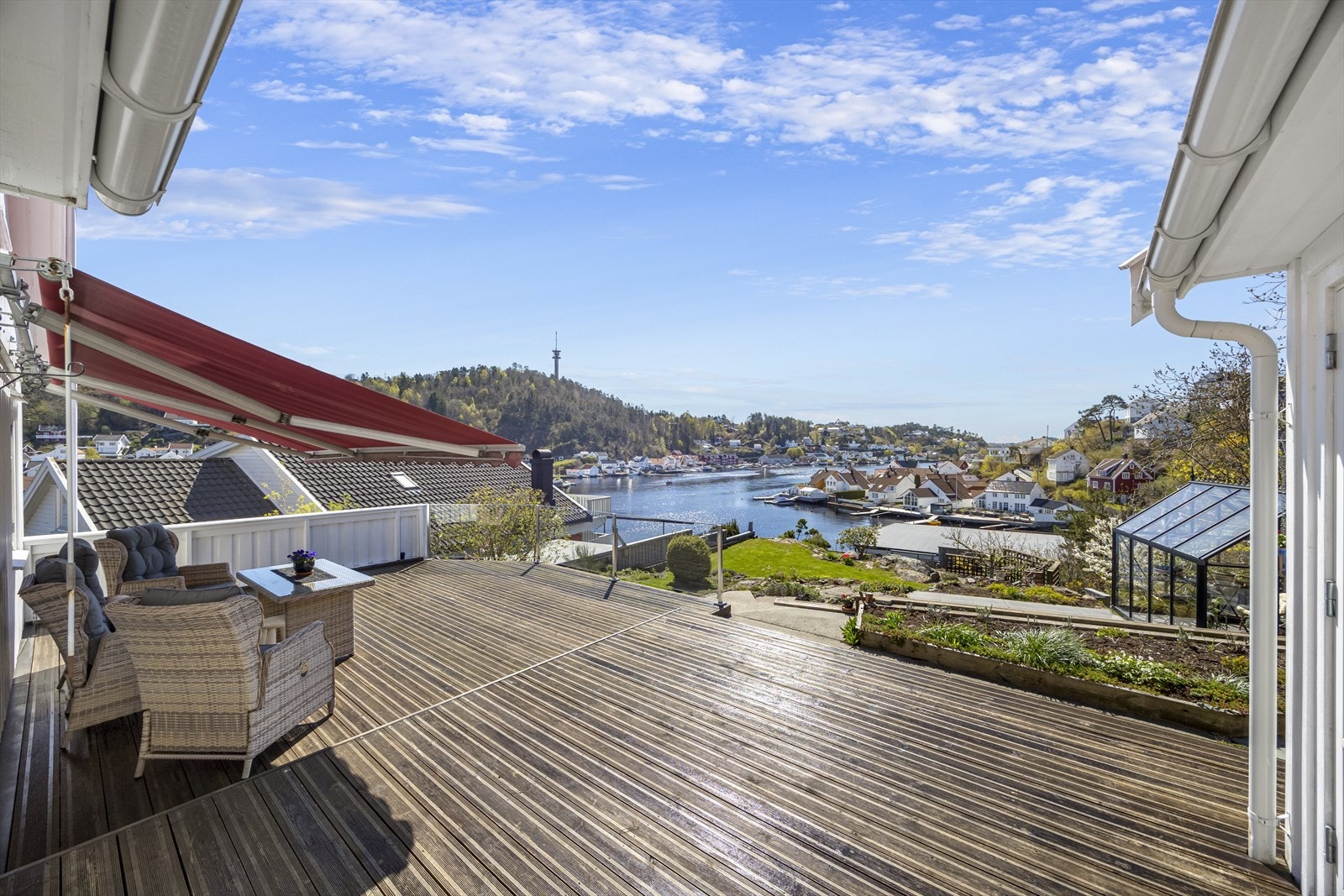 Terrasse med markise - utgang fra hall og stue - Flott utsikt og sol til ca. kl. 21:00 sommerstid Galleribilde
