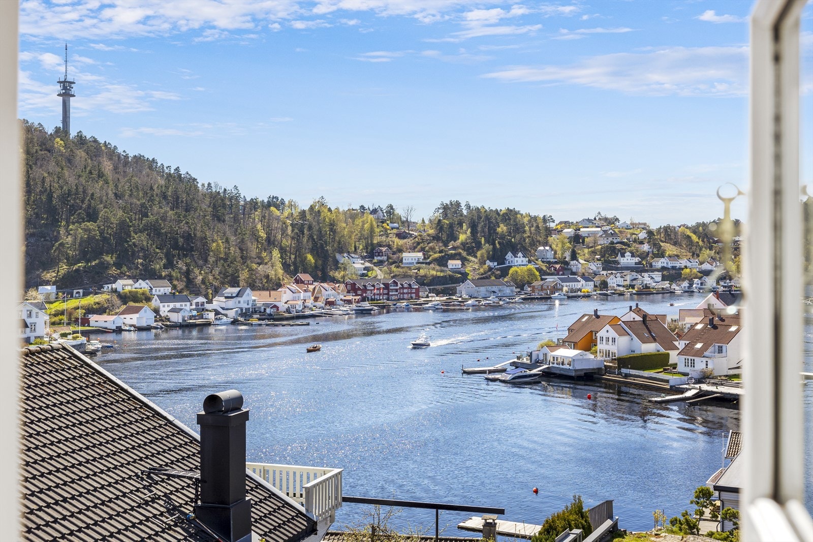 Fra stuen kan man følge med på båtlivet på fjorden Galleribilde