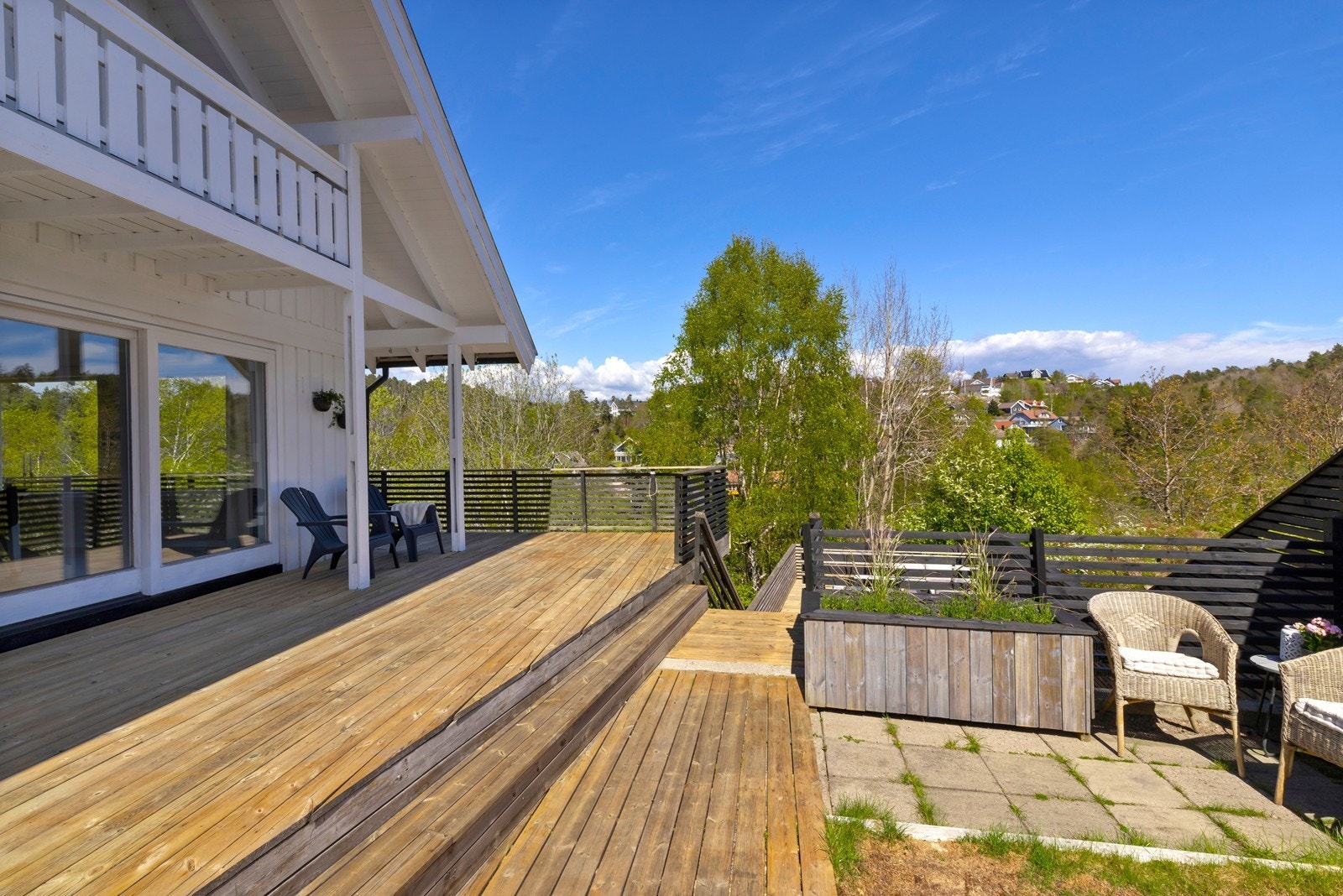 På terrassen er det god plass til flere soner og adkomst videre ned til neste terrasse. Galleribilde