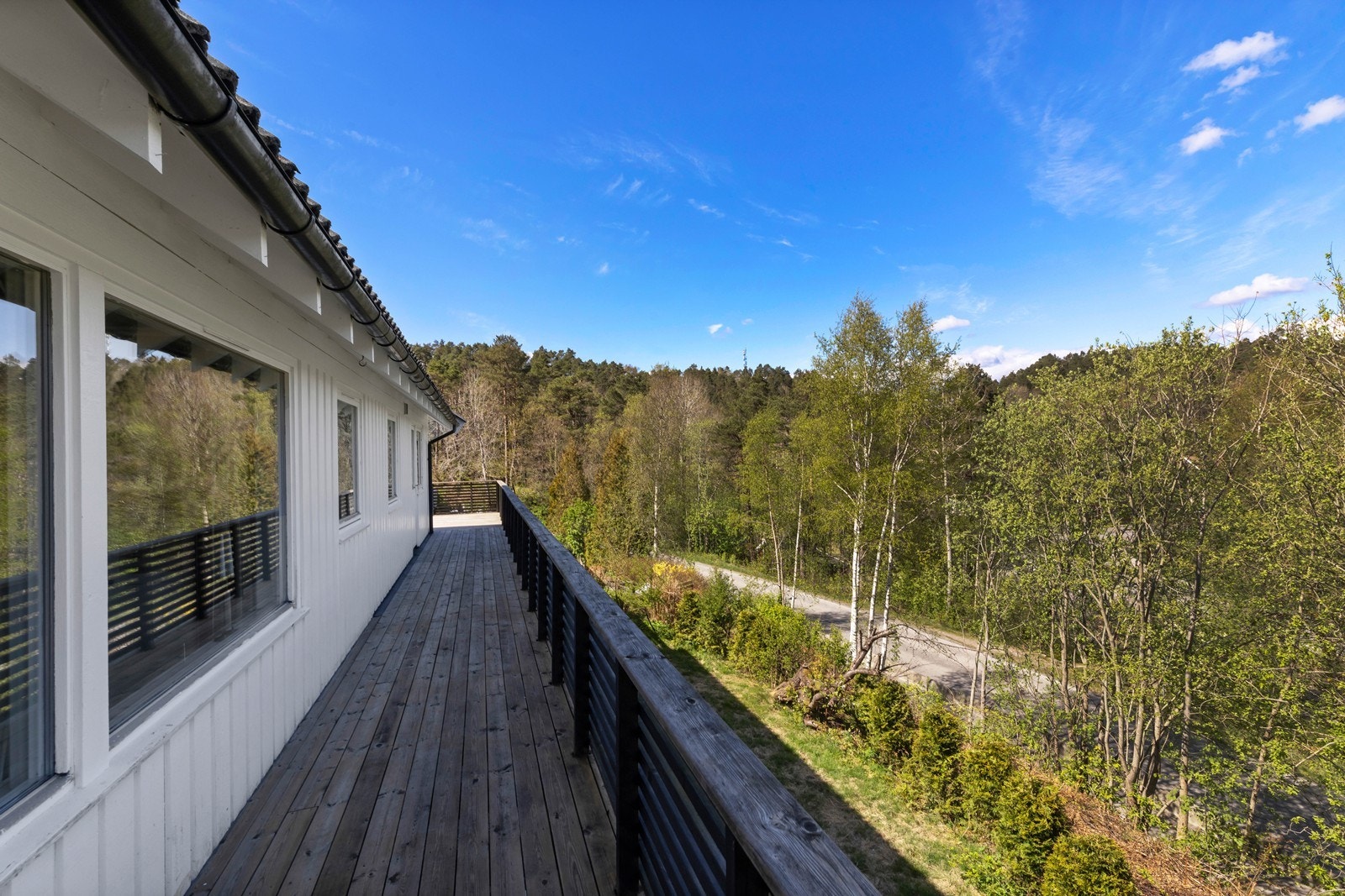 Verandaen går rundt huset og knytter uteplassene ved hoveddelen sammen. Galleribilde