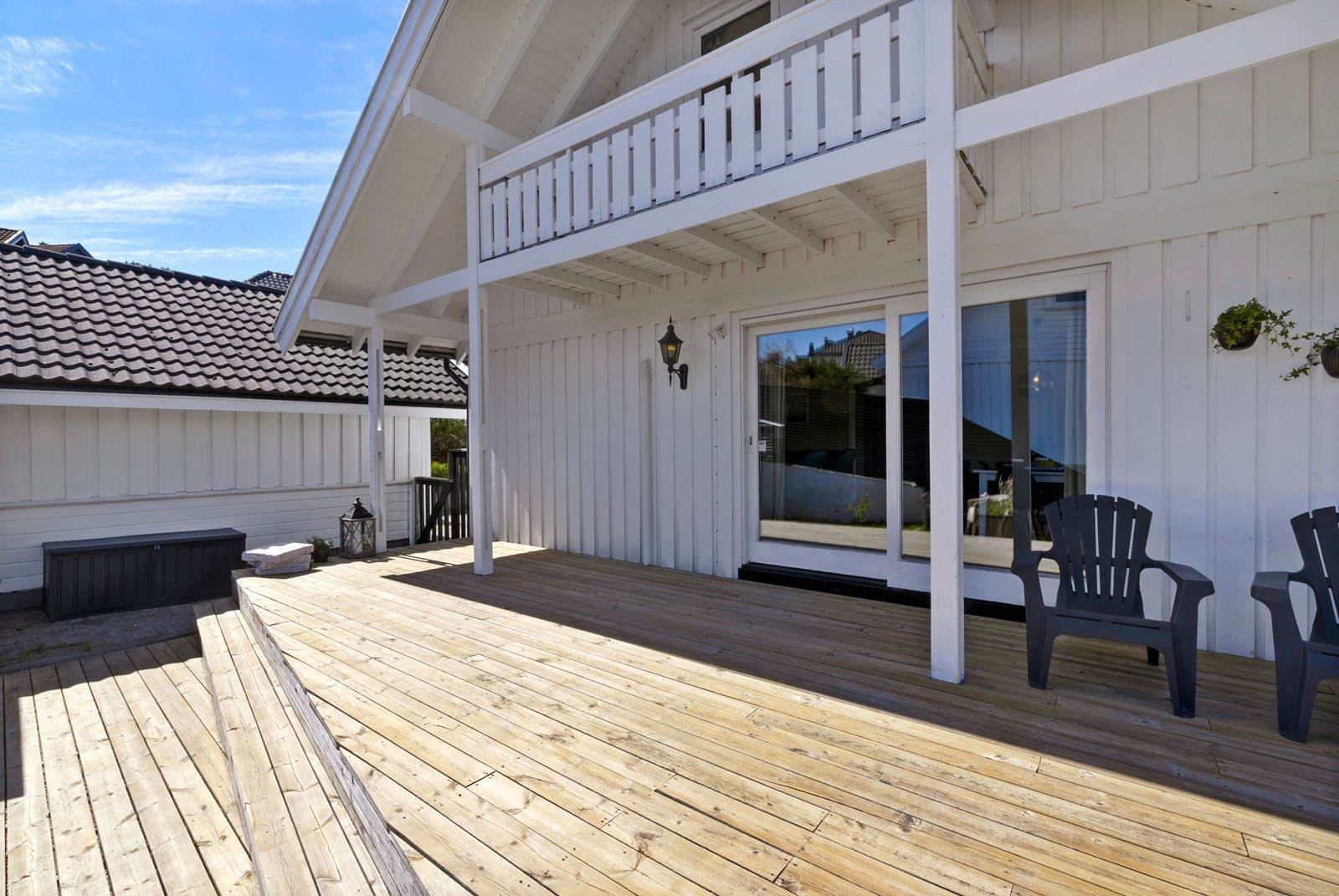 Terrasse foran stue. Legg også merke til luftebalkong oppe. Galleribilde