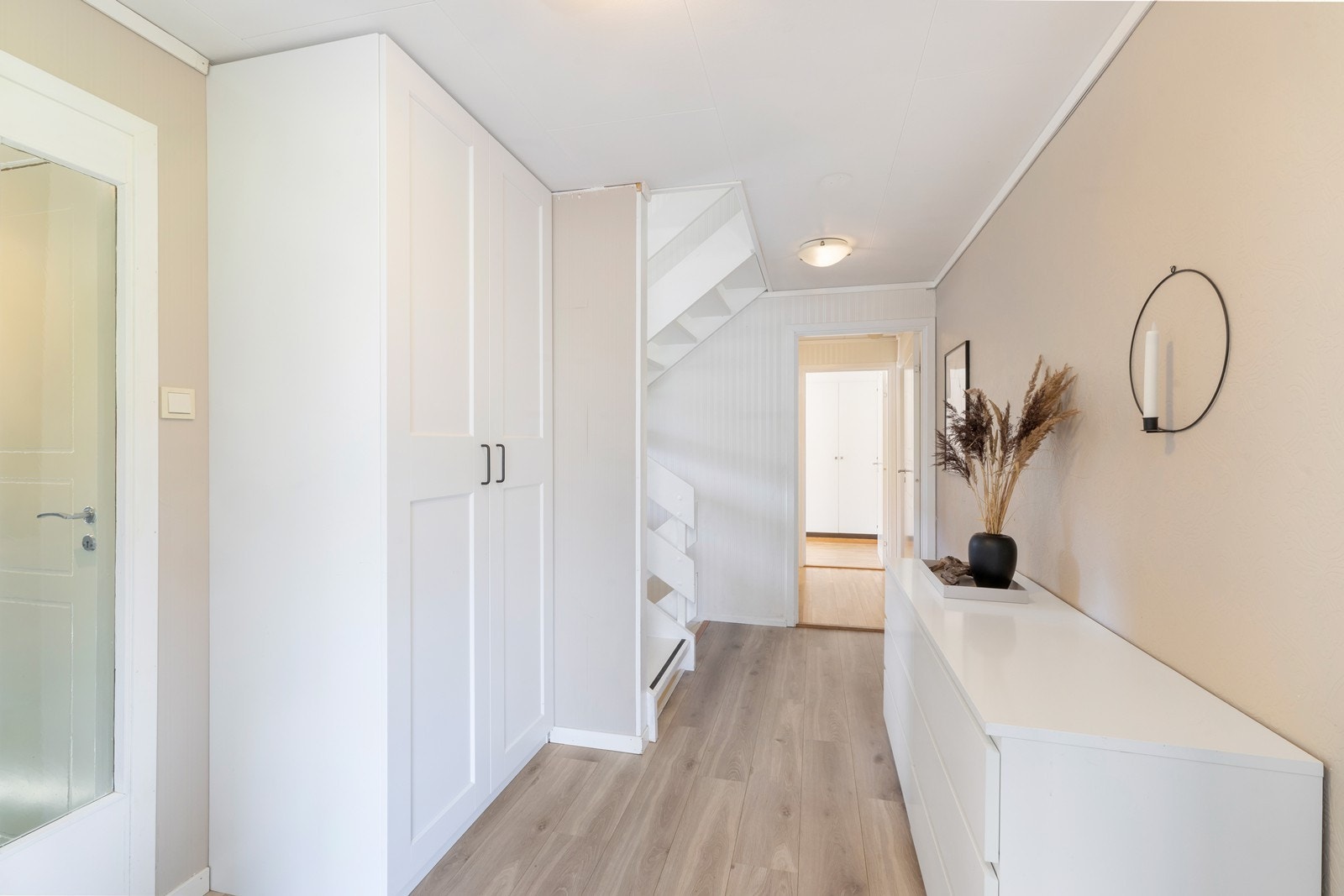 I gangen er det god plass til både garderrobeløsning og kommode. Galleribilde