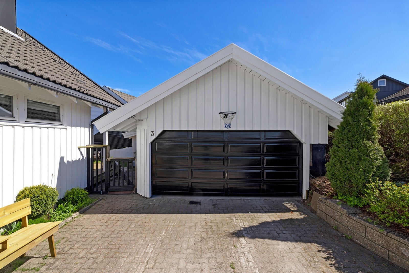 Mellom hus og garasje er det laget til en port inn til boligens uteområder. Perfekt for både små barn og firbente. Galleribilde