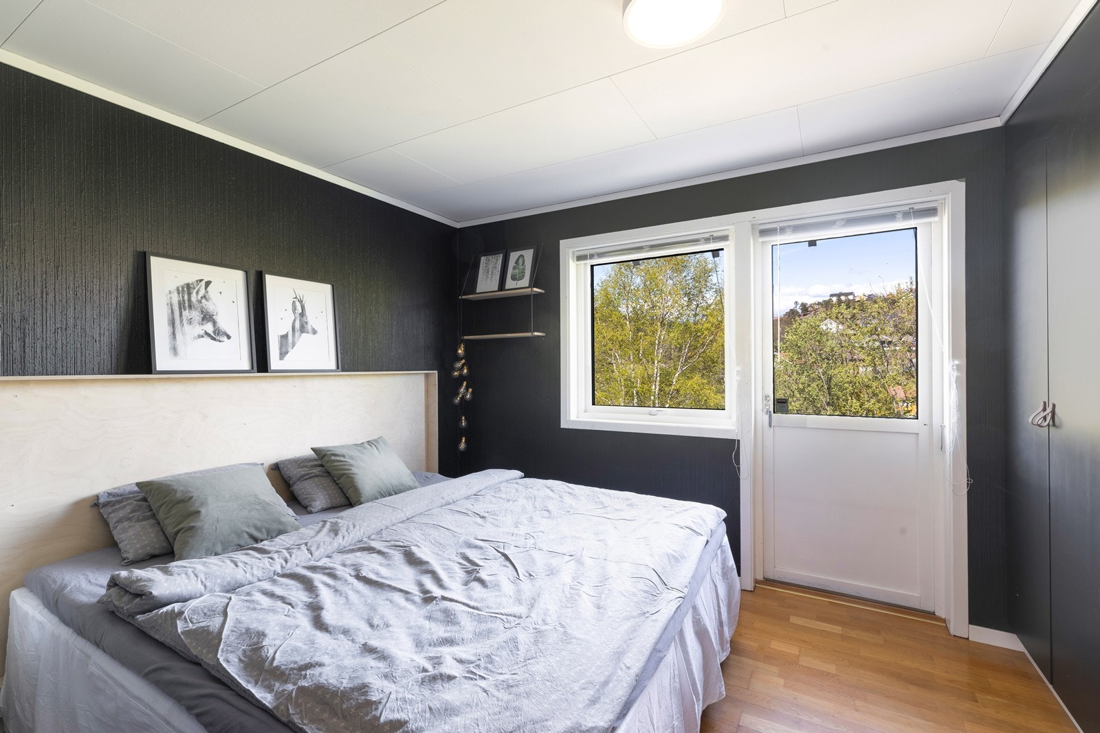 Hovedsoverommet har plassbygget garderobeløsning og utgang til veranda. Galleribilde