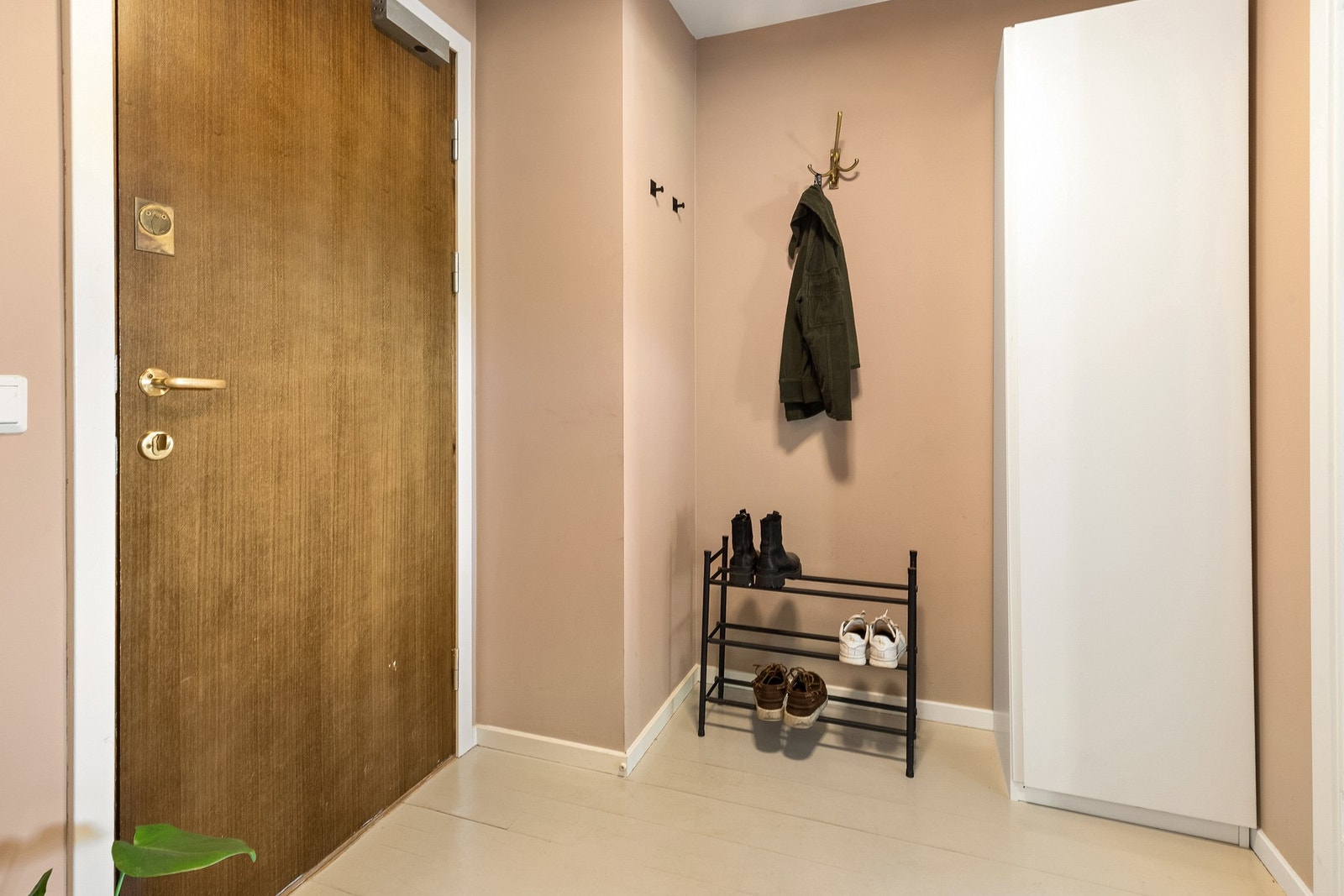En praktisk entré med garderobeskap. Galleribilde