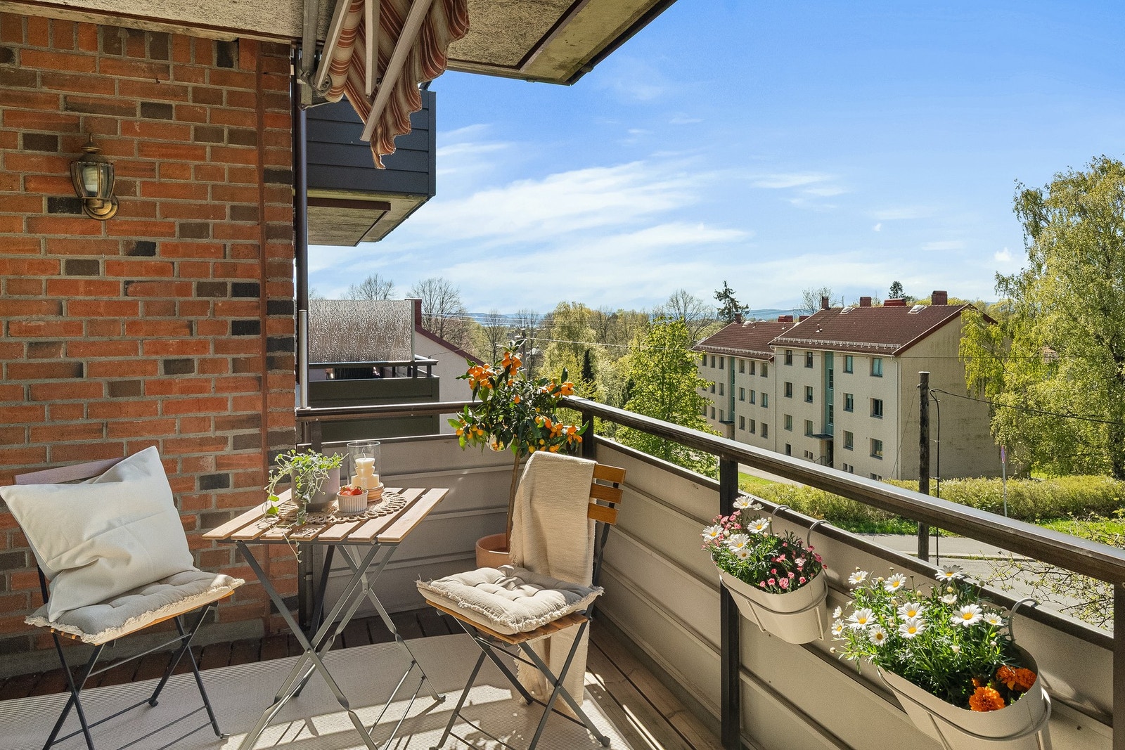 Balkongen er vestvendt. Gode møbleringsmuligheter. Galleribilde