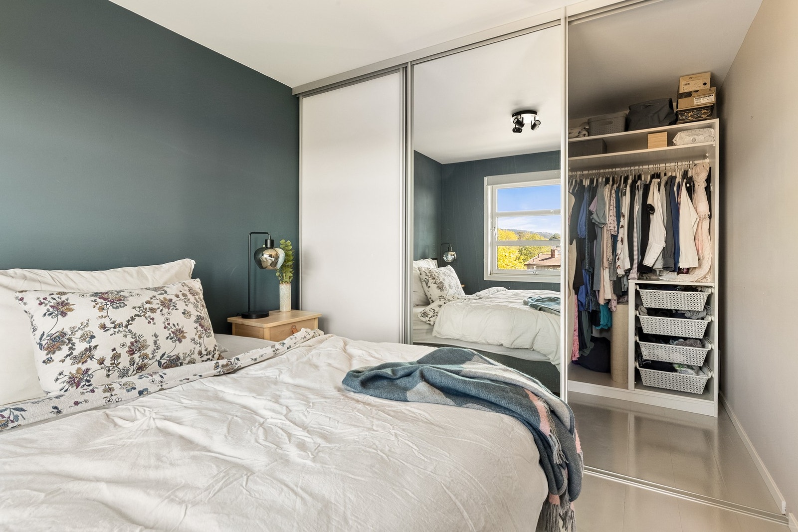Hovedsoverommet med direkte adkomst til walk-in-closet. Galleribilde
