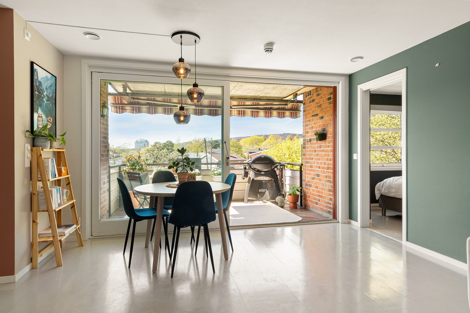 God plass til både sofa- og spisegruppe i stuen. Galleribilde
